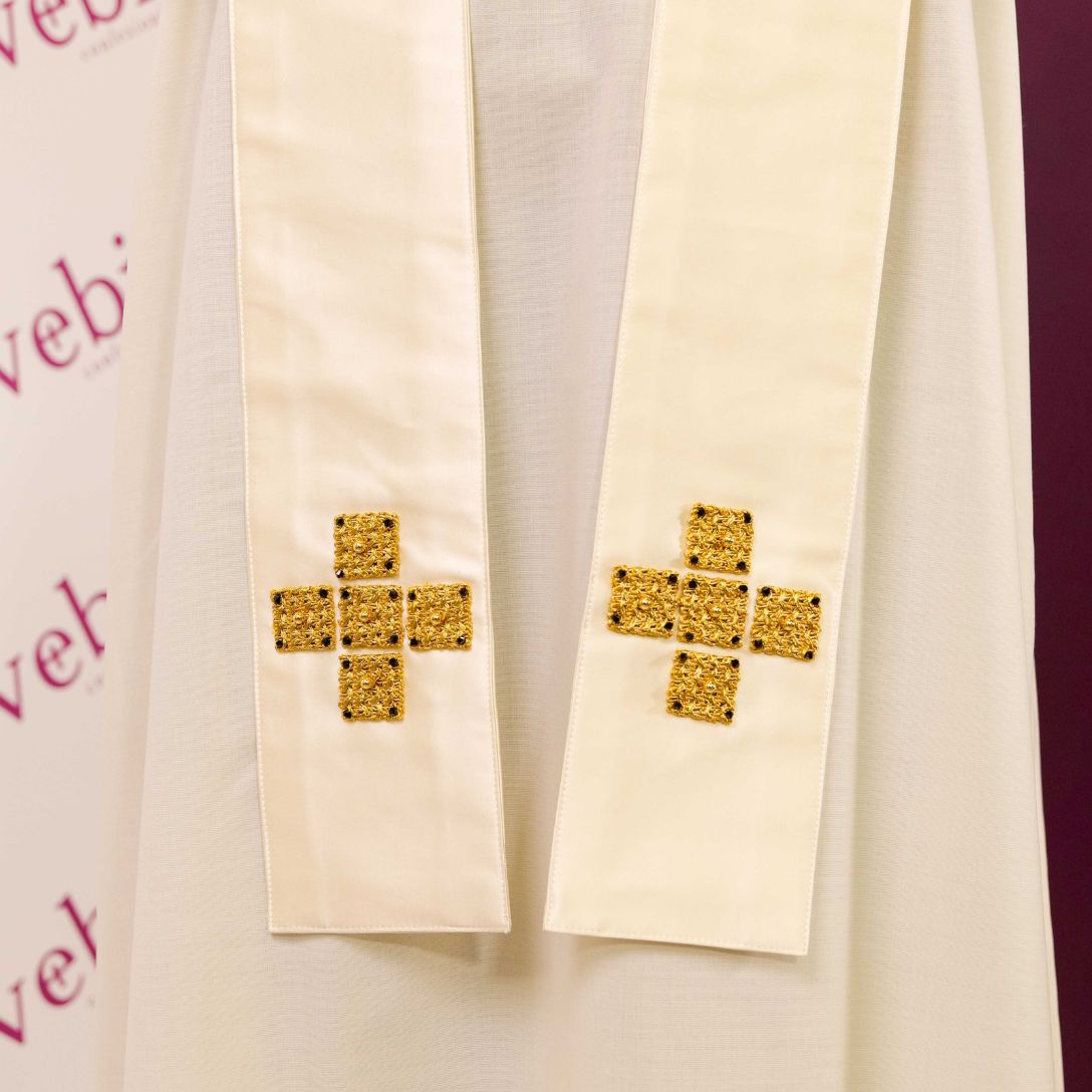 Casula in Raso di Seta con Passamaneria Oro e Nera (Colori Liturgici Disponibili)