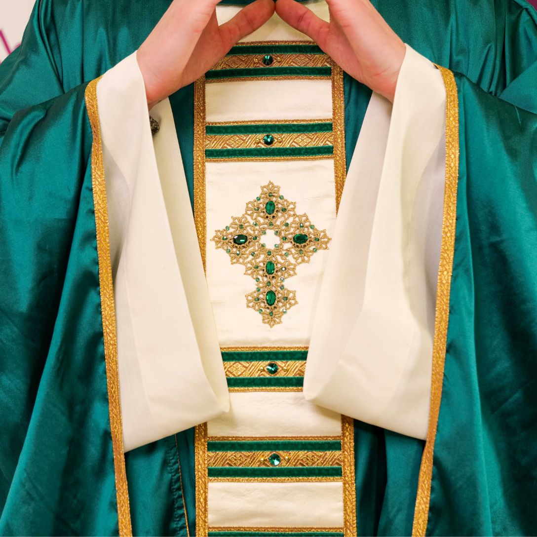 Casula in Seta con Stolone Ricamato (Colori Liturgici, Rosa e Celeste Disponibili)