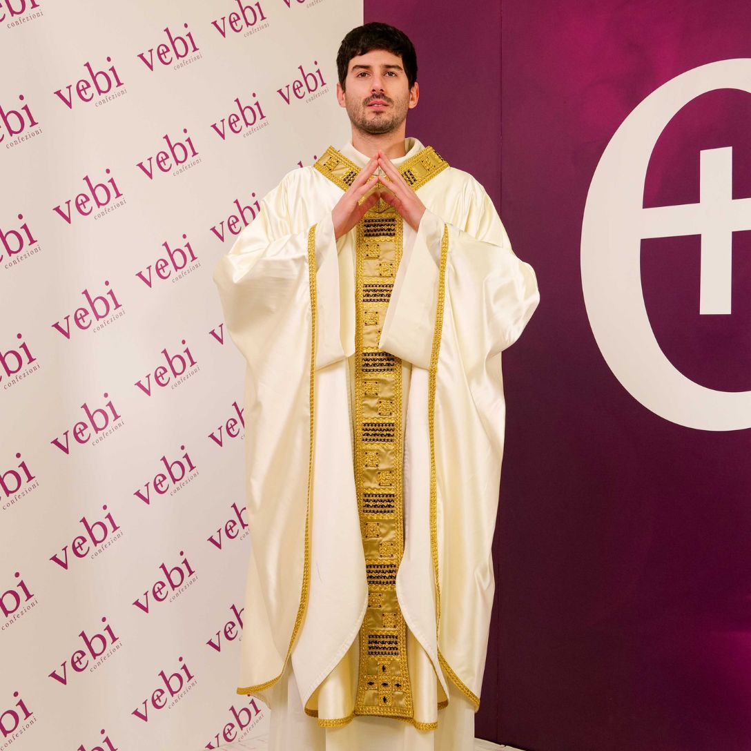 Casula in Raso di Seta con Passamaneria Oro e Nera (Colori Liturgici Disponibili)