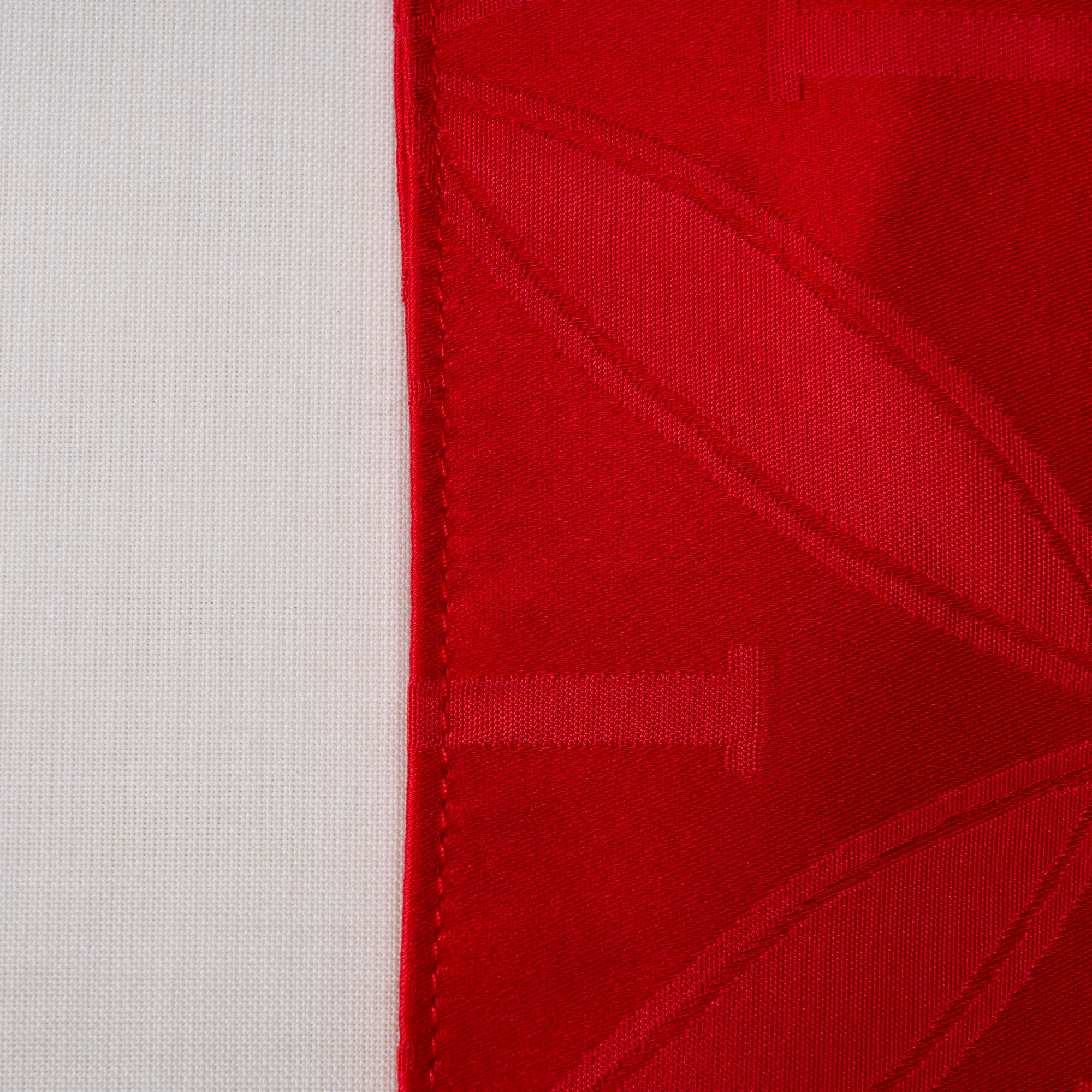 Stola Rossa in Misto Seta con Effetto Croce