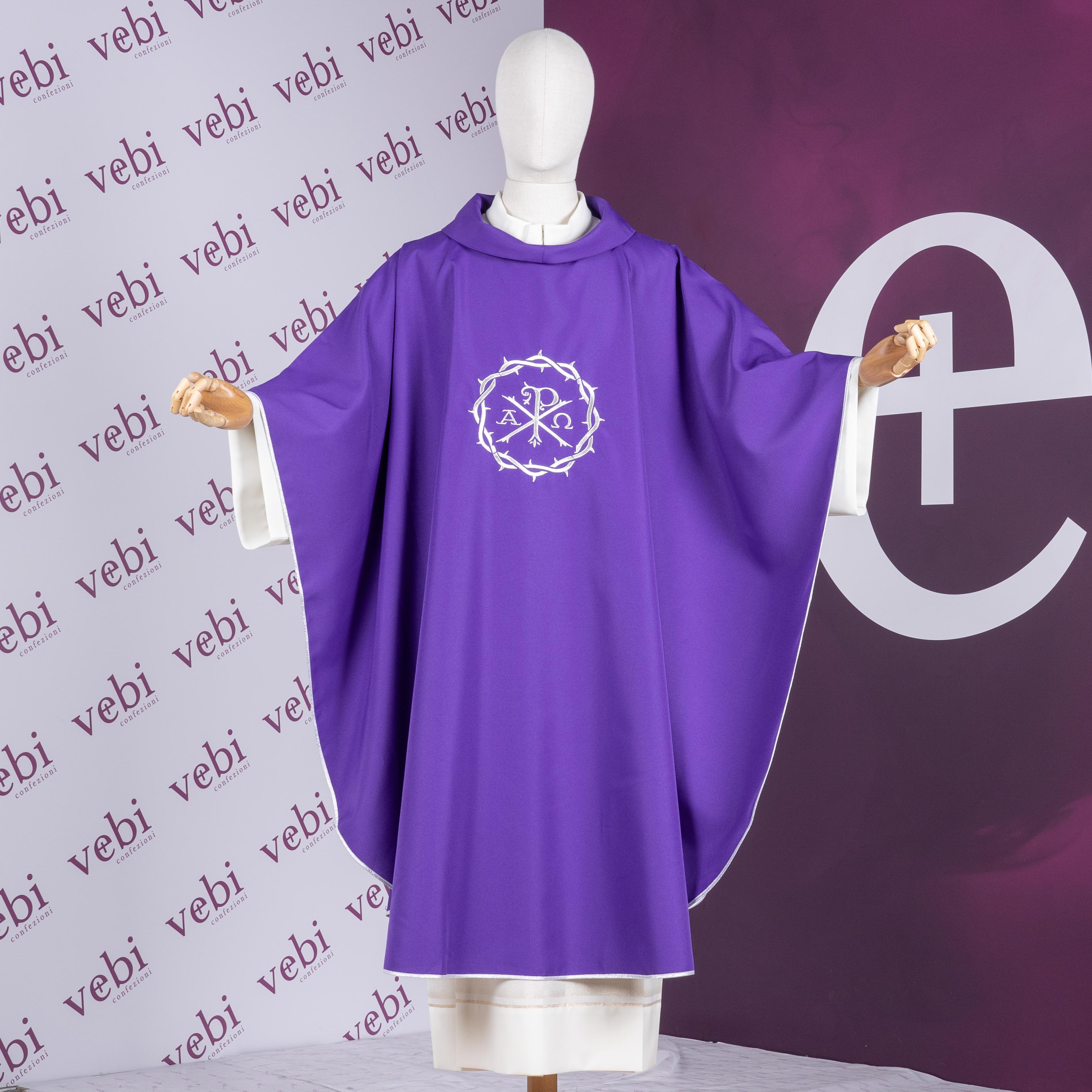 Casula Raffigurazione Monogramma di Cristo in Filo Argento (Colori liturgici + Rosa disponibili)