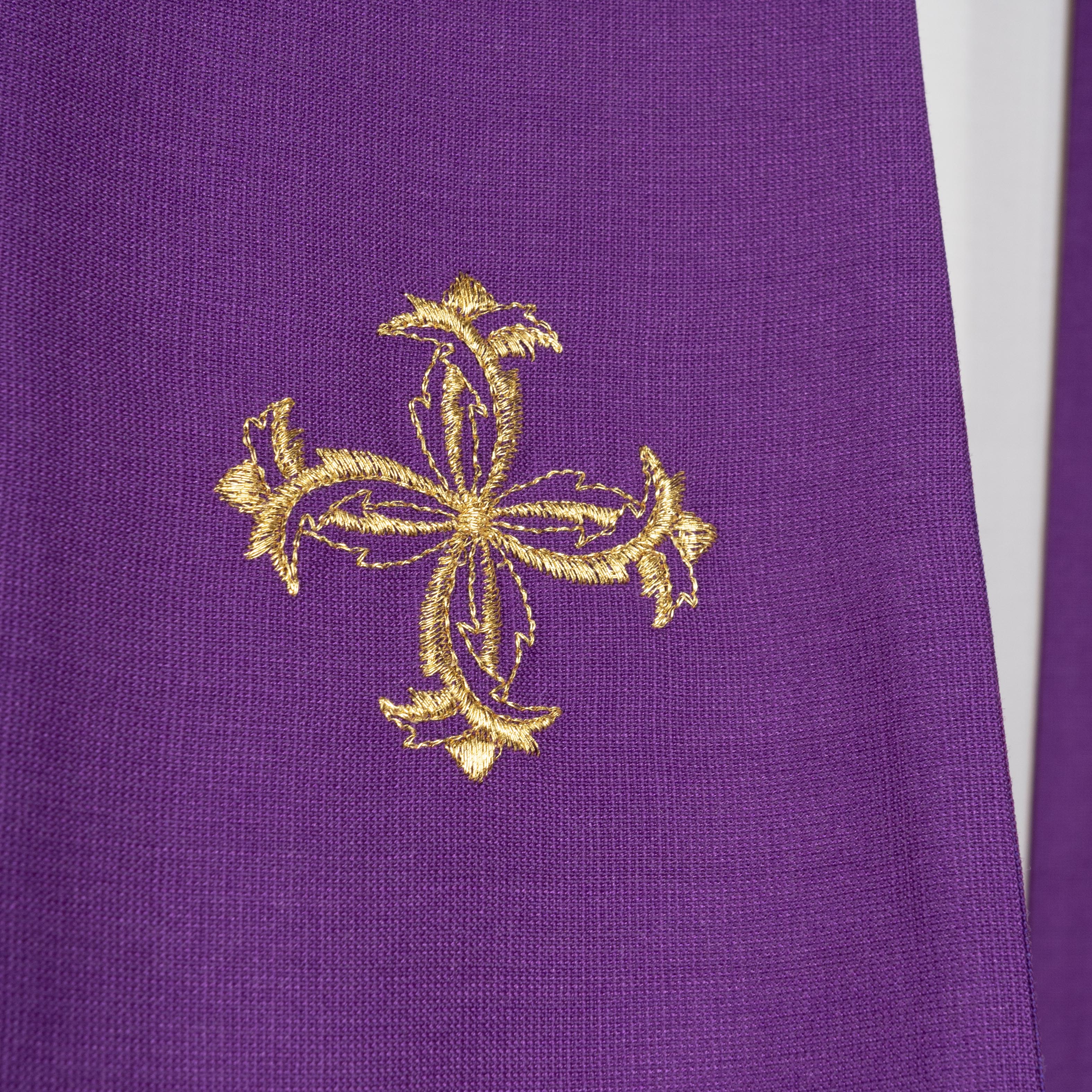 Casula con Ricamo Croce in Oro (Colori Liturgici, Morello e Rosa Disponibili)