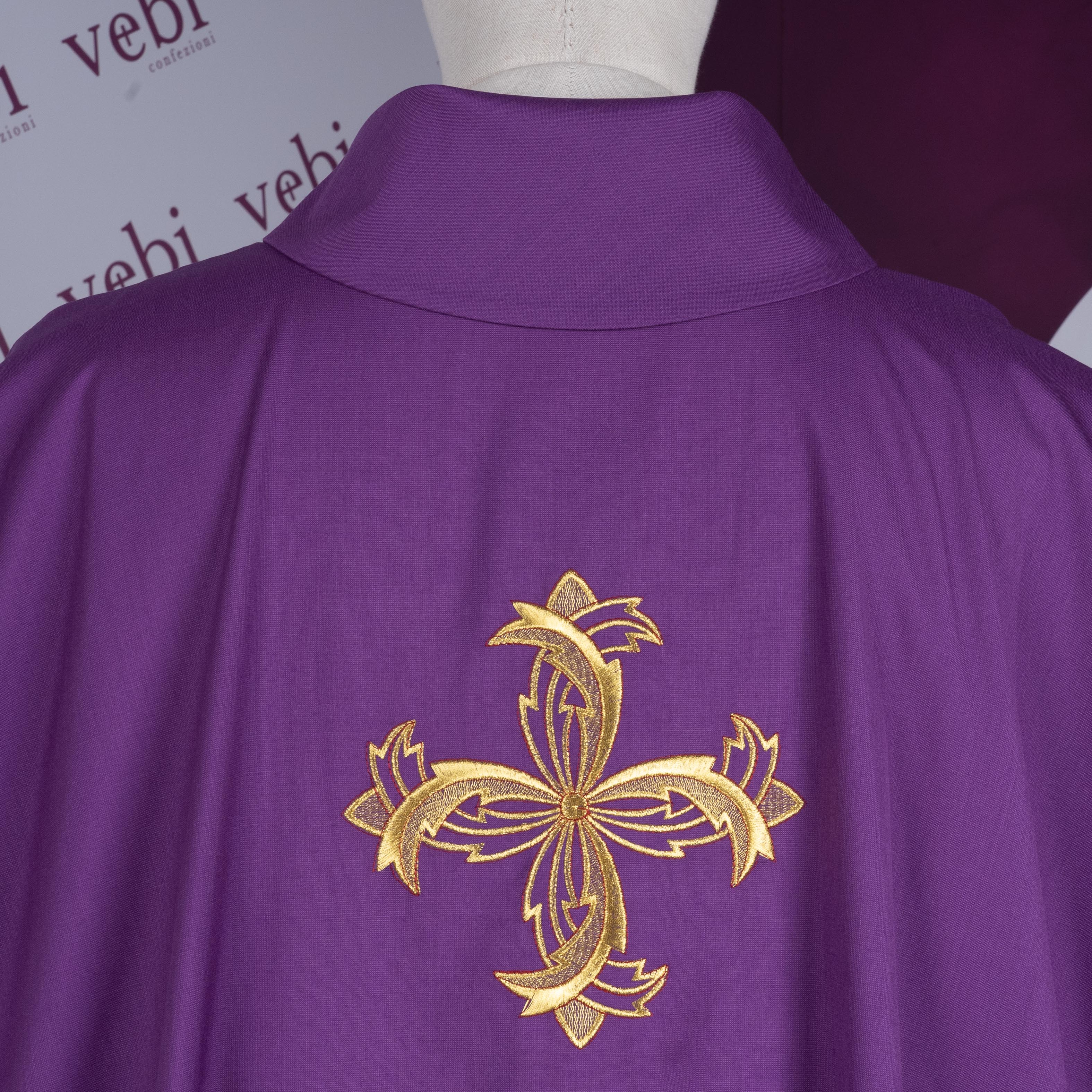 Casula con Ricamo Croce in Oro (Colori Liturgici, Morello e Rosa Disponibili)