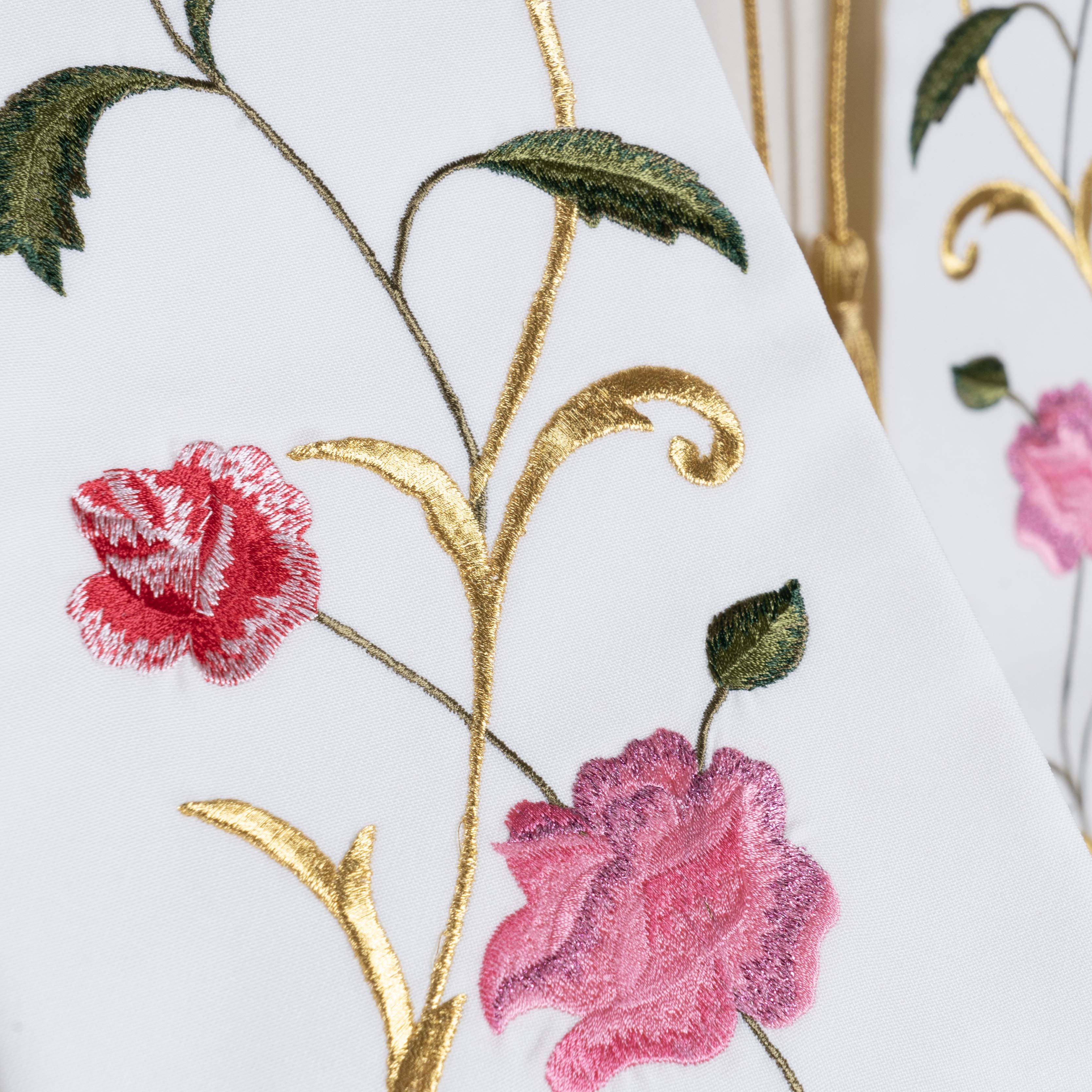 Stola per Sacerdote Bianca con Ricamo Monogramma Mariano e Rose