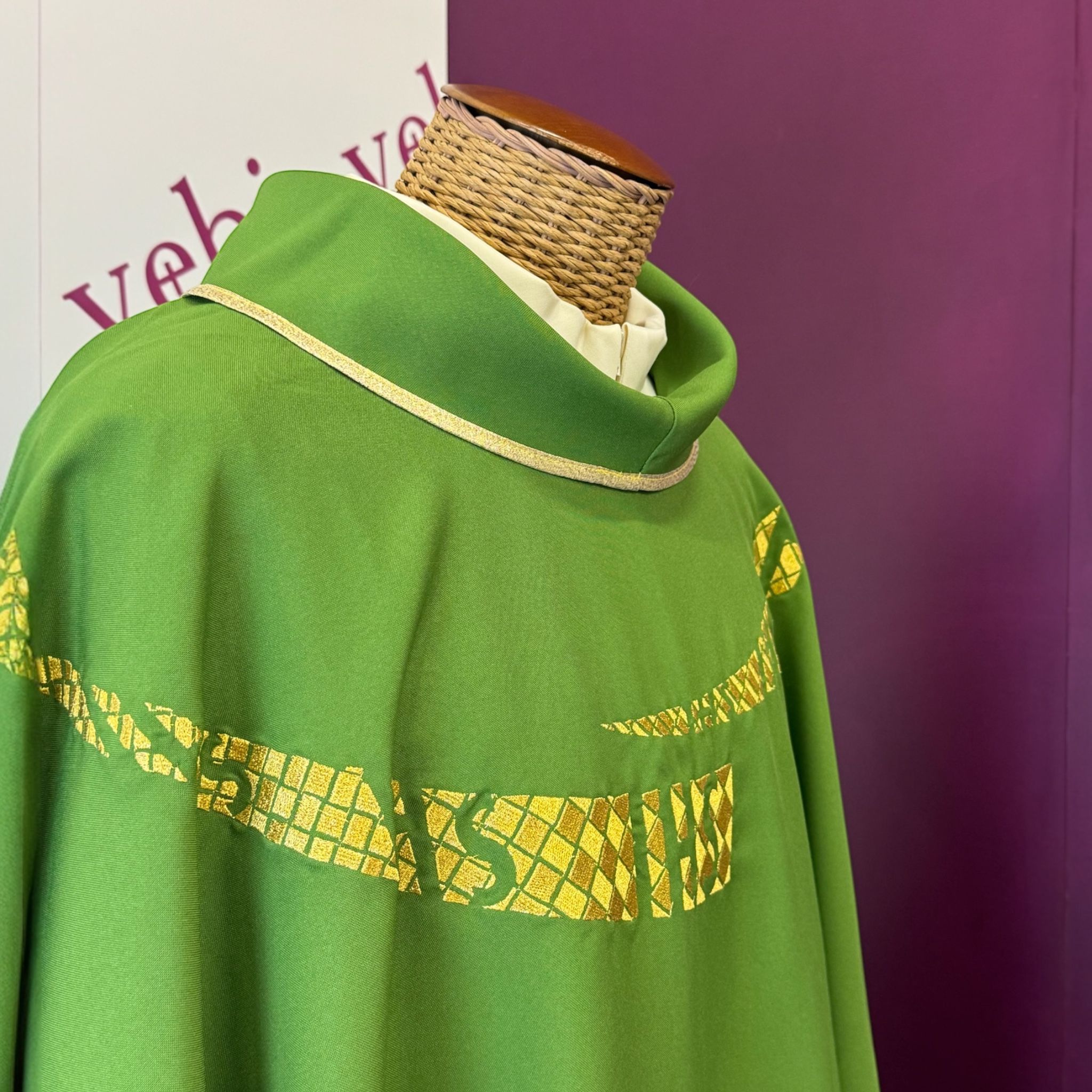 Casula Liturgica Decoro IHS sulle Spalle (Disponibile Colori Liturgici, Rosa, Celeste, Morello)