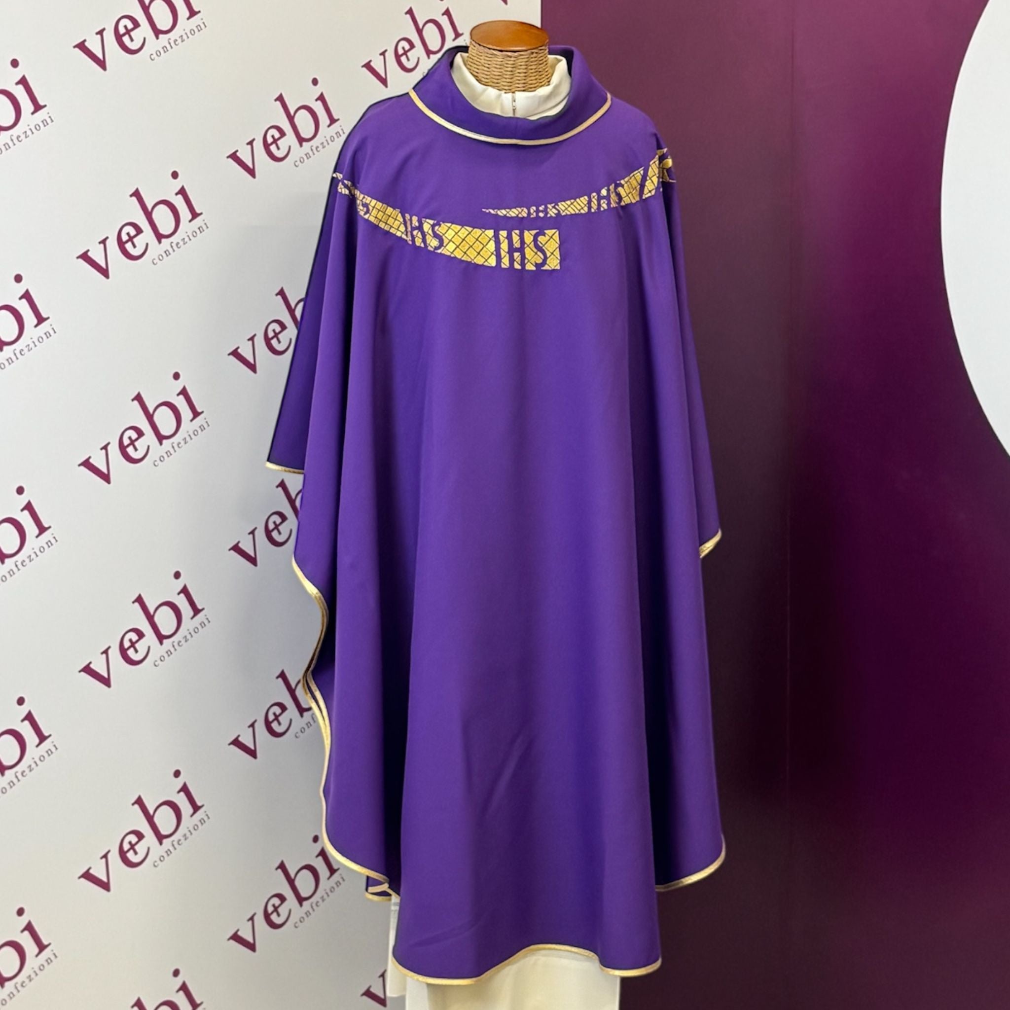 Casula Liturgica Decoro IHS sulle Spalle (Disponibile Colori Liturgici, Rosa, Celeste, Morello)
