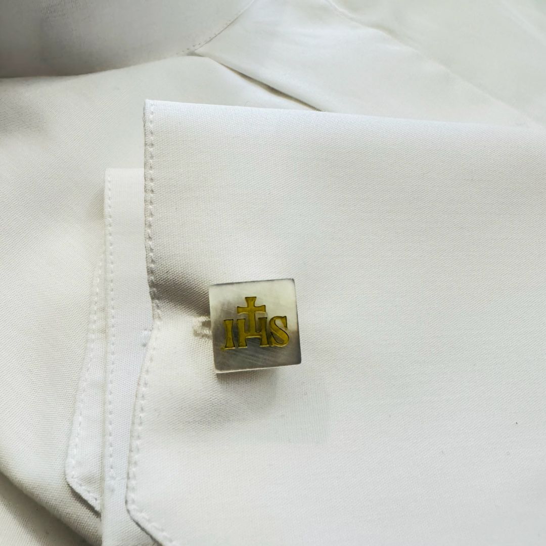 Gemelli Quadrati per Camicia in Madreperla con IHS Oro