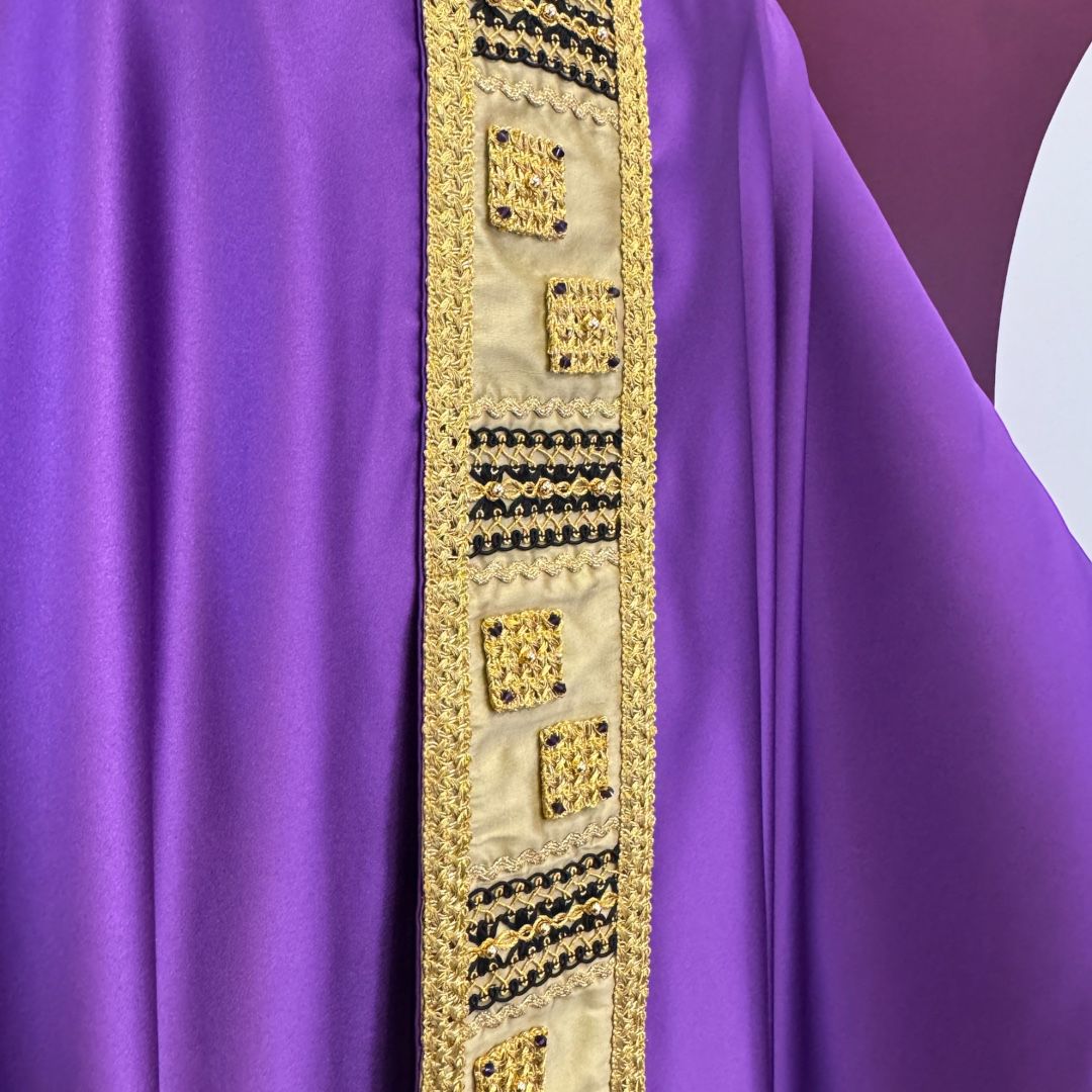 Casula in Raso di Seta con Passamaneria Oro e Nera (Colori Liturgici Disponibili)