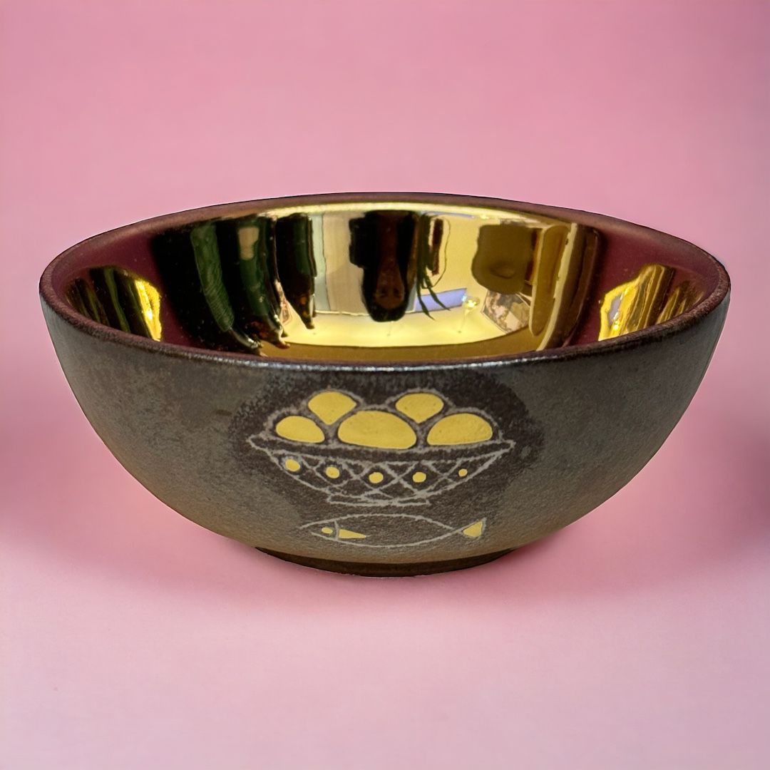 Patena in Terracotta con Disegno Pane e Pesci e Interno Oro Diametro 12 cm