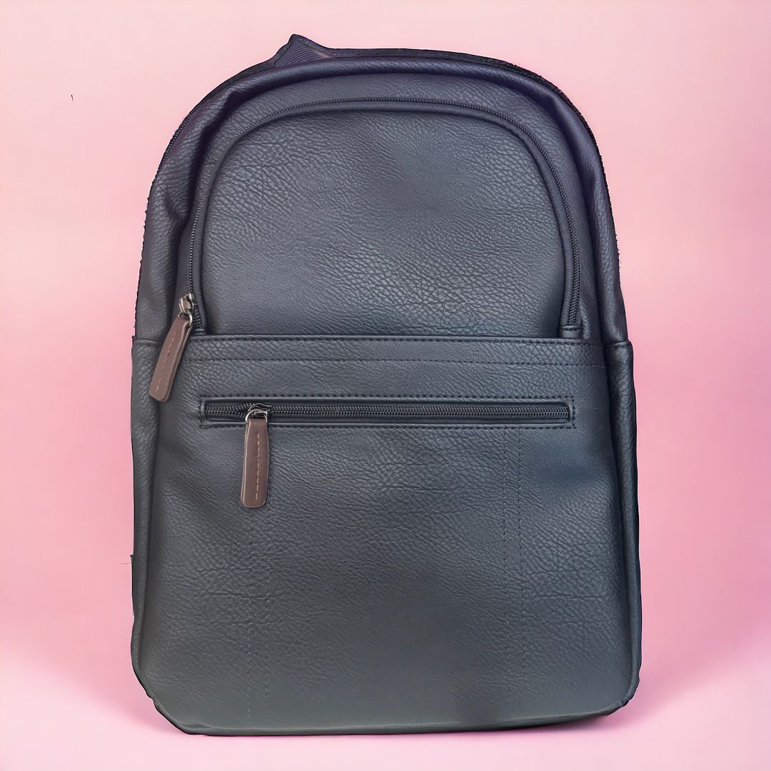 Zaino in Pelle Capiente con Numerose Tasche e Scomparti (Completo di oggetti liturgia)