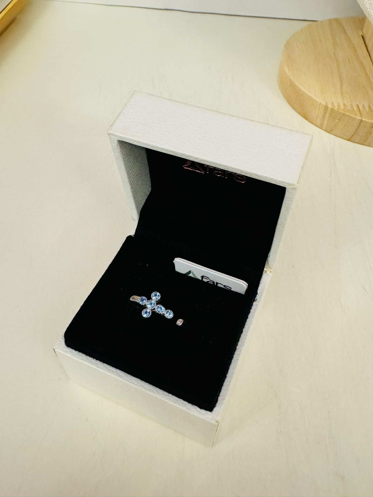 Anello in Argento con Croce e Zirconi Celesti