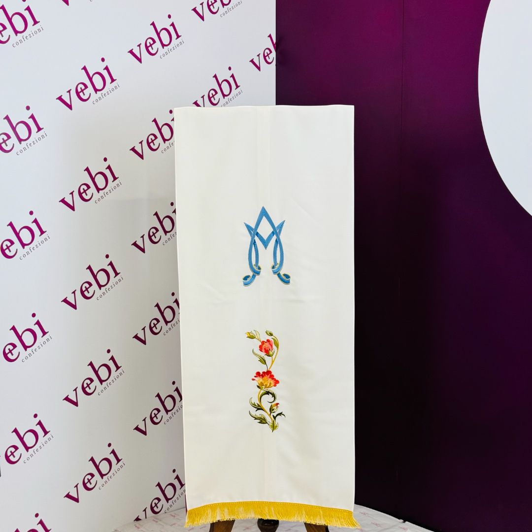 Coprileggio Liturgico Bianco Mariano con Ricamo Monogramma Azzurro e Fiori