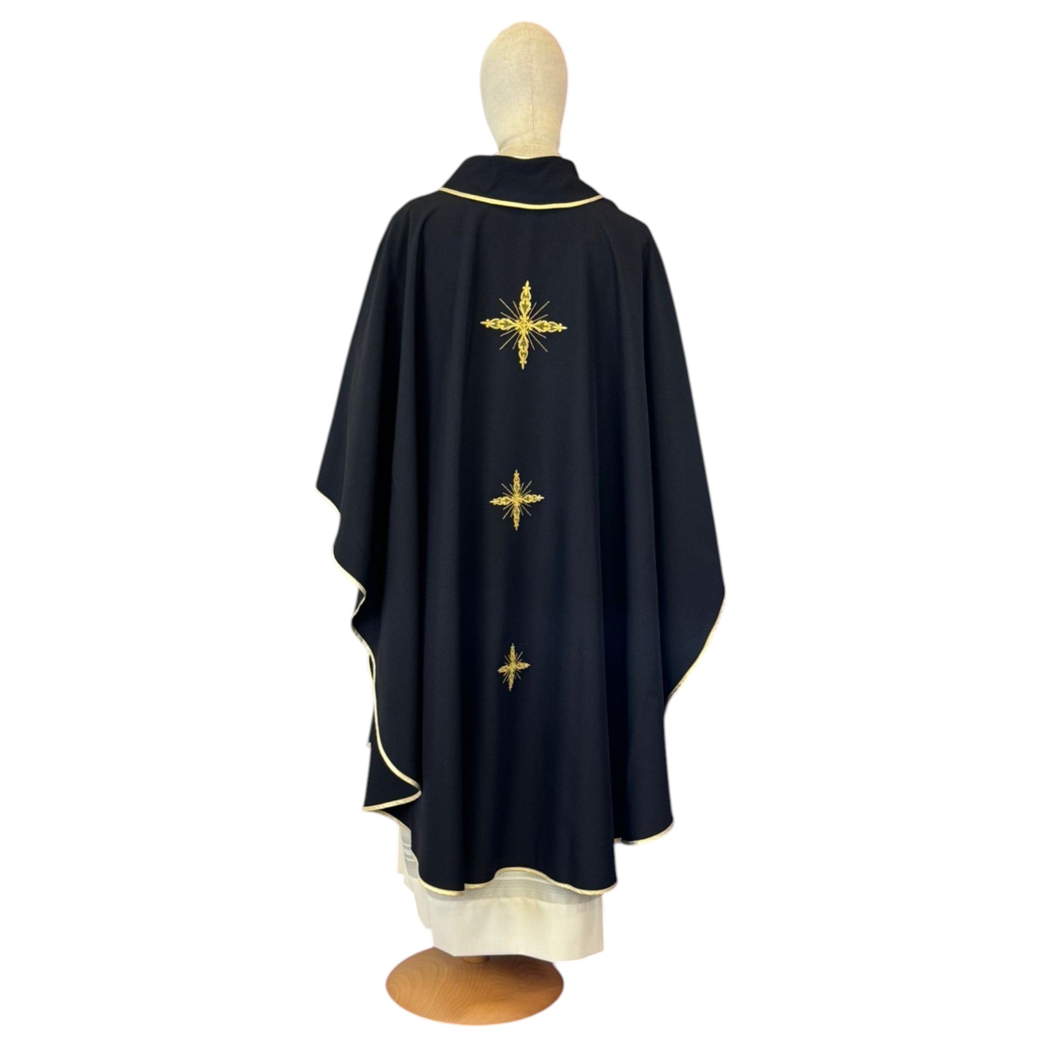 Casula da Sacerdote Ricamo tre croci Dettaglio Spalle (Disponibile Colori liturgici, Rosa e Nero)