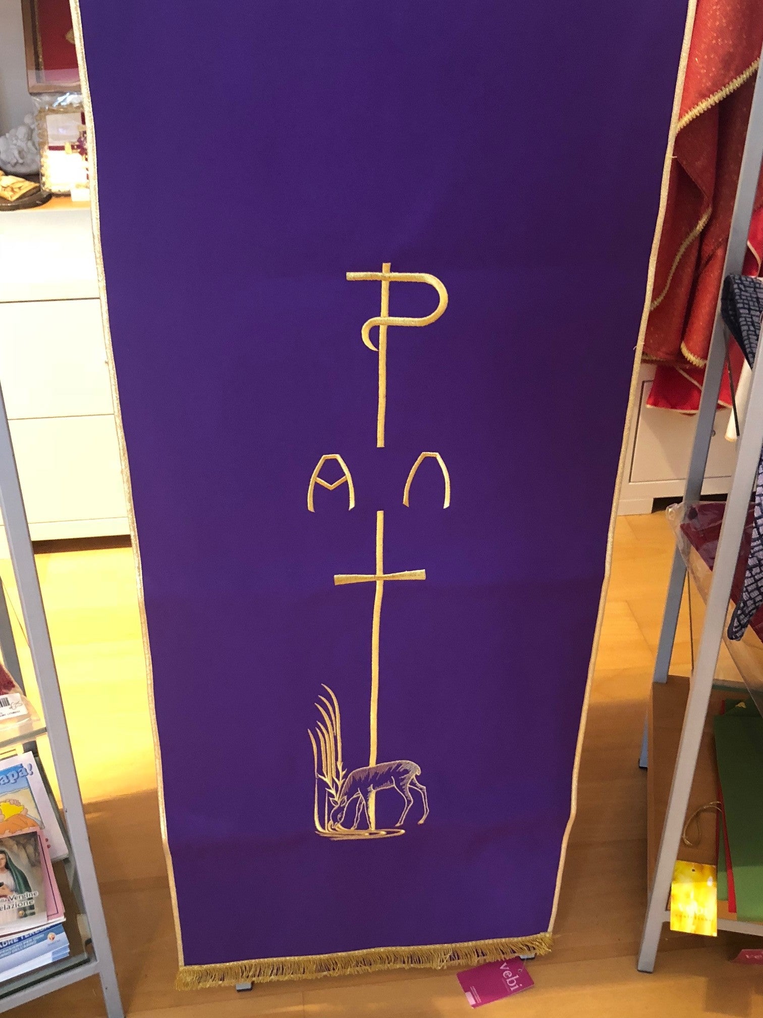 Coprileggio Liturgico viola con ricamo cervo dorato in poliestere