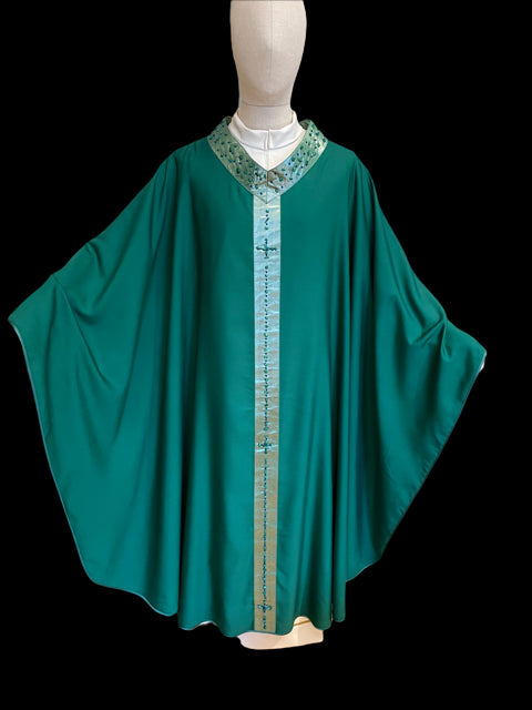 Casula in Seta di Como Malachite e Swarovski (Colori Liturgici, Celeste, Rosa e Nero Disponibili)