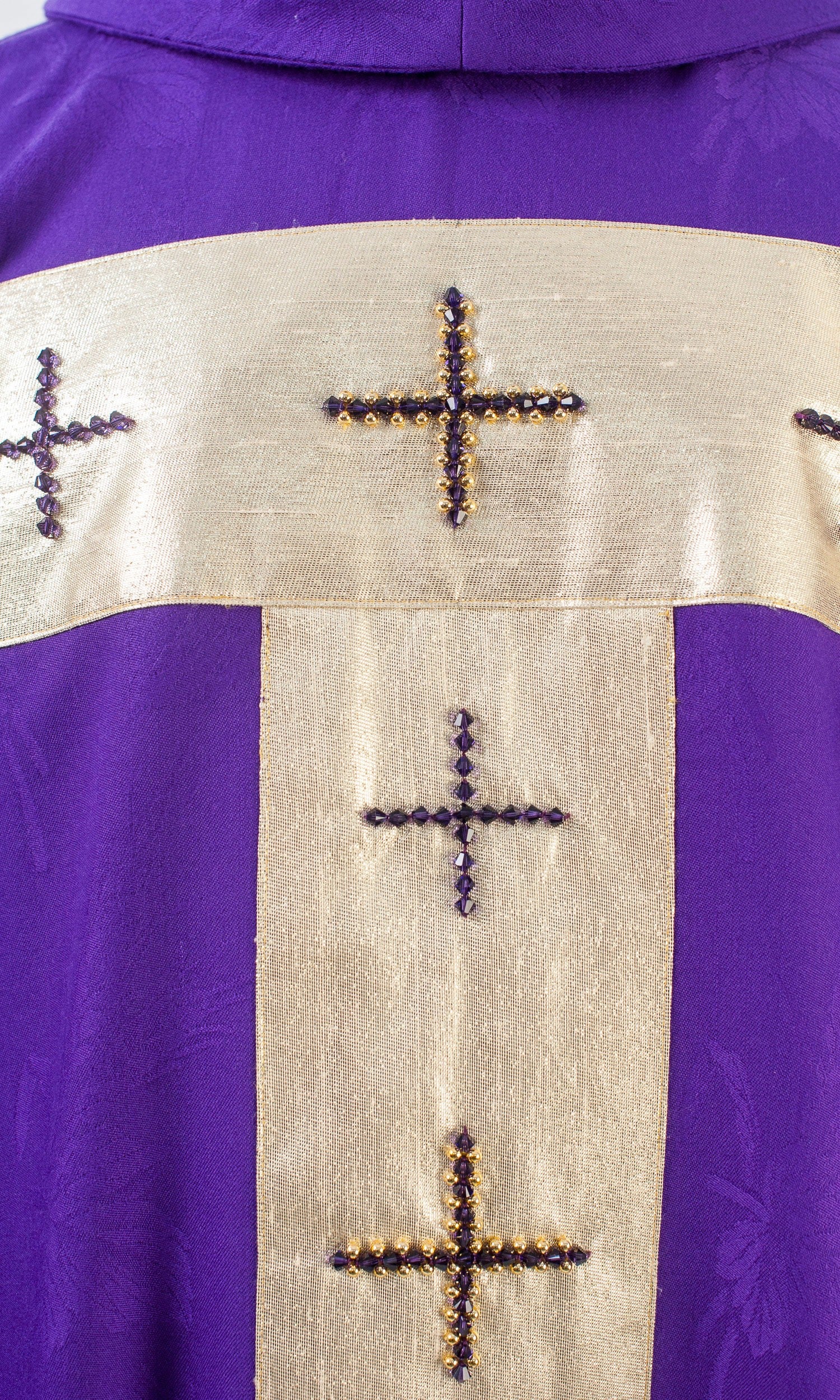 Casula in Lana Damascata con Croci a Mano Swarovski (Colori Disponibili)