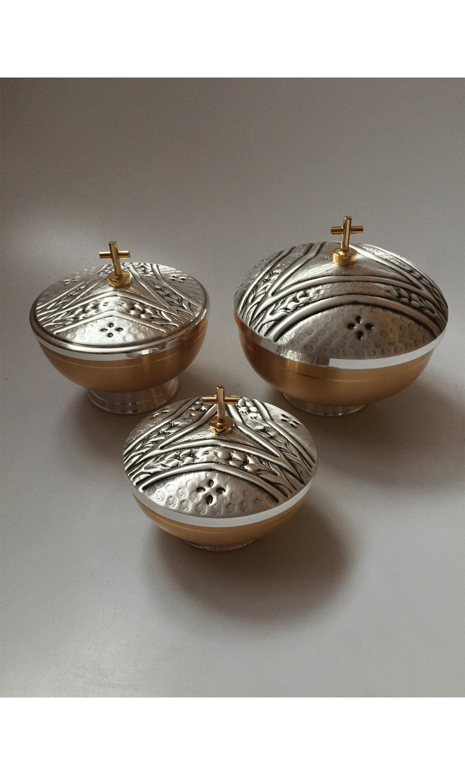 Pisside bassa in bronzo fuso colore Argento con cesellature