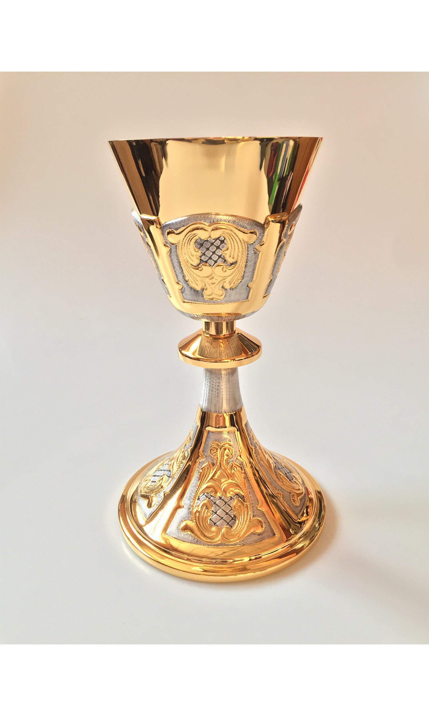 Calice in Bronzo fuso Color Dorato con Motivi Floreali in Argento