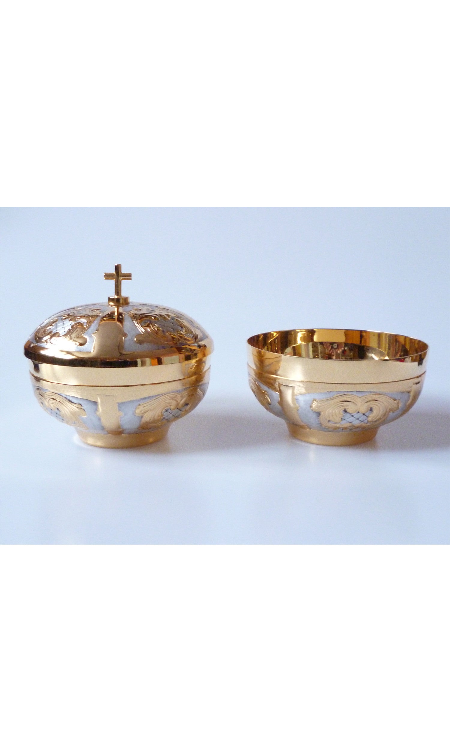 Piatto offertoriale in Bronzo fuso colore oro con decorazioni Argento