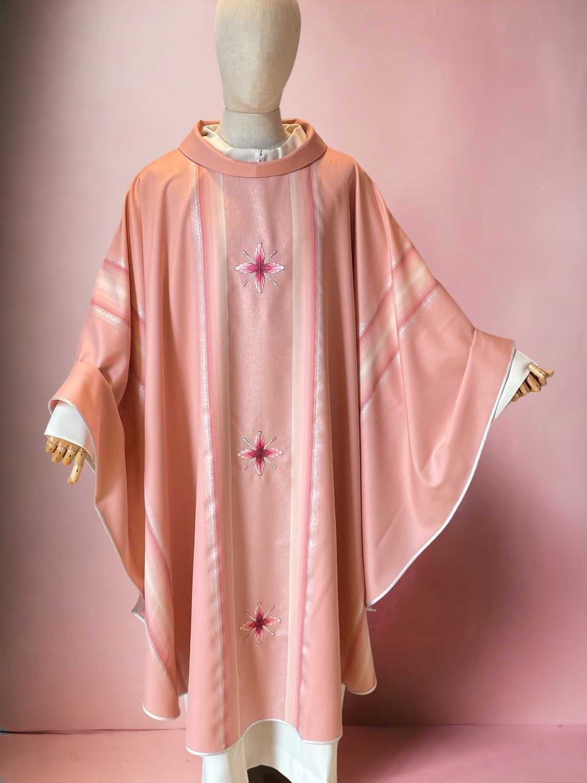 Casula in Lana e Seta Rigata Ricamo Croci (Colori Lit. Rosa e Morello, Mariana Disponibili)