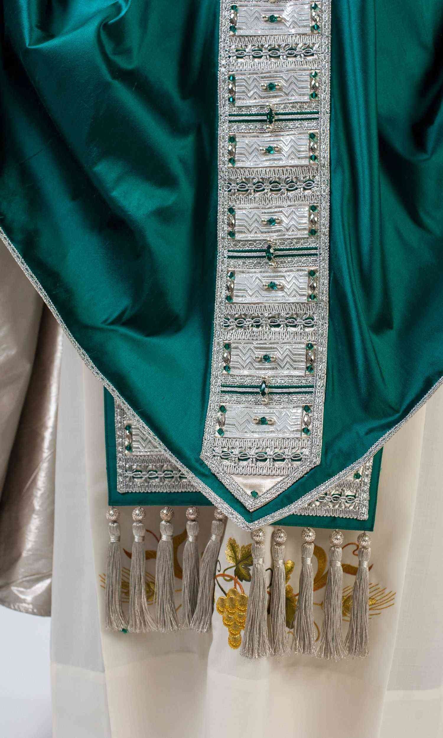 Casula verde con stolone Tau argentato