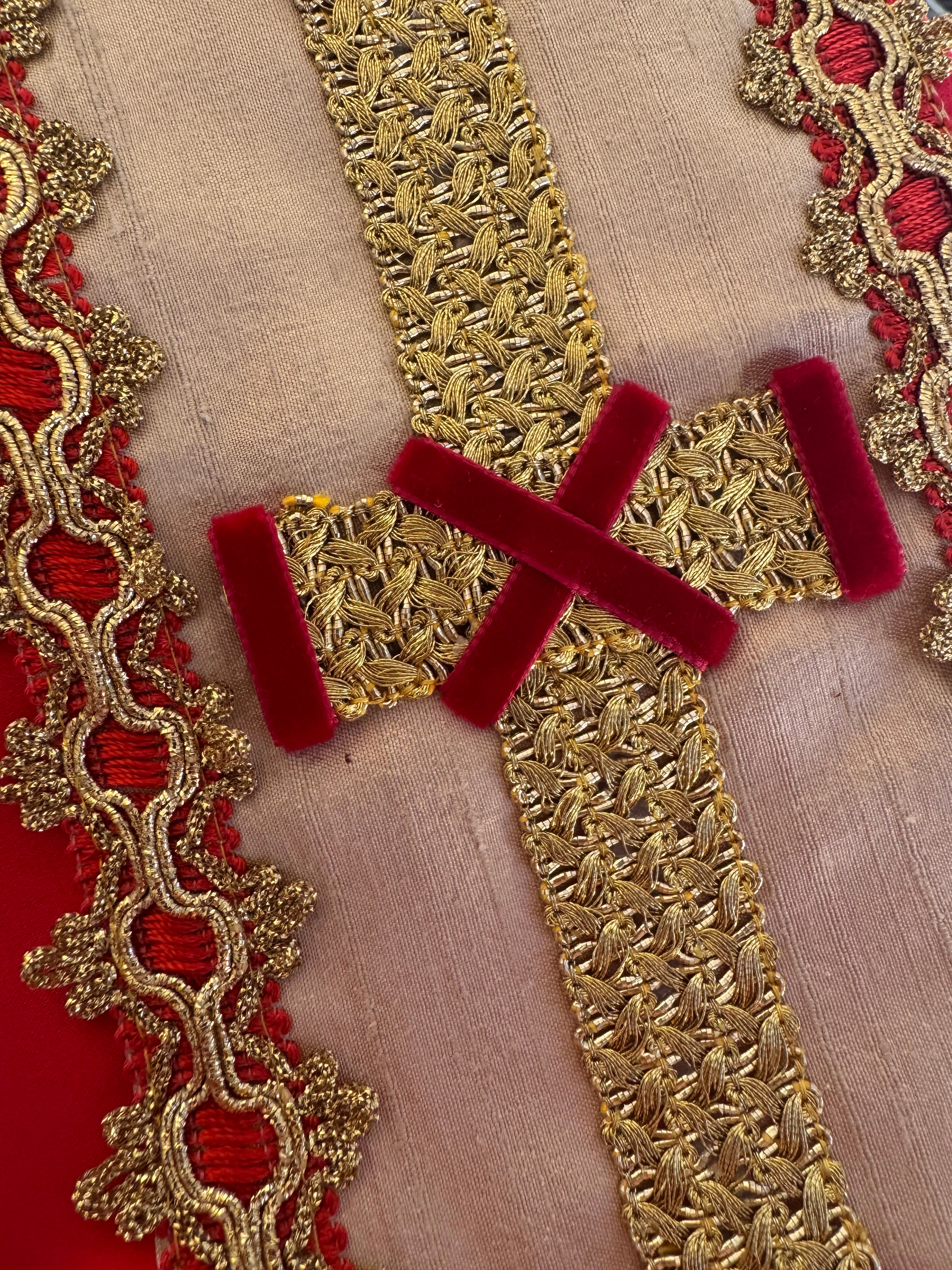 Casula in raso rossa con stolone e croce