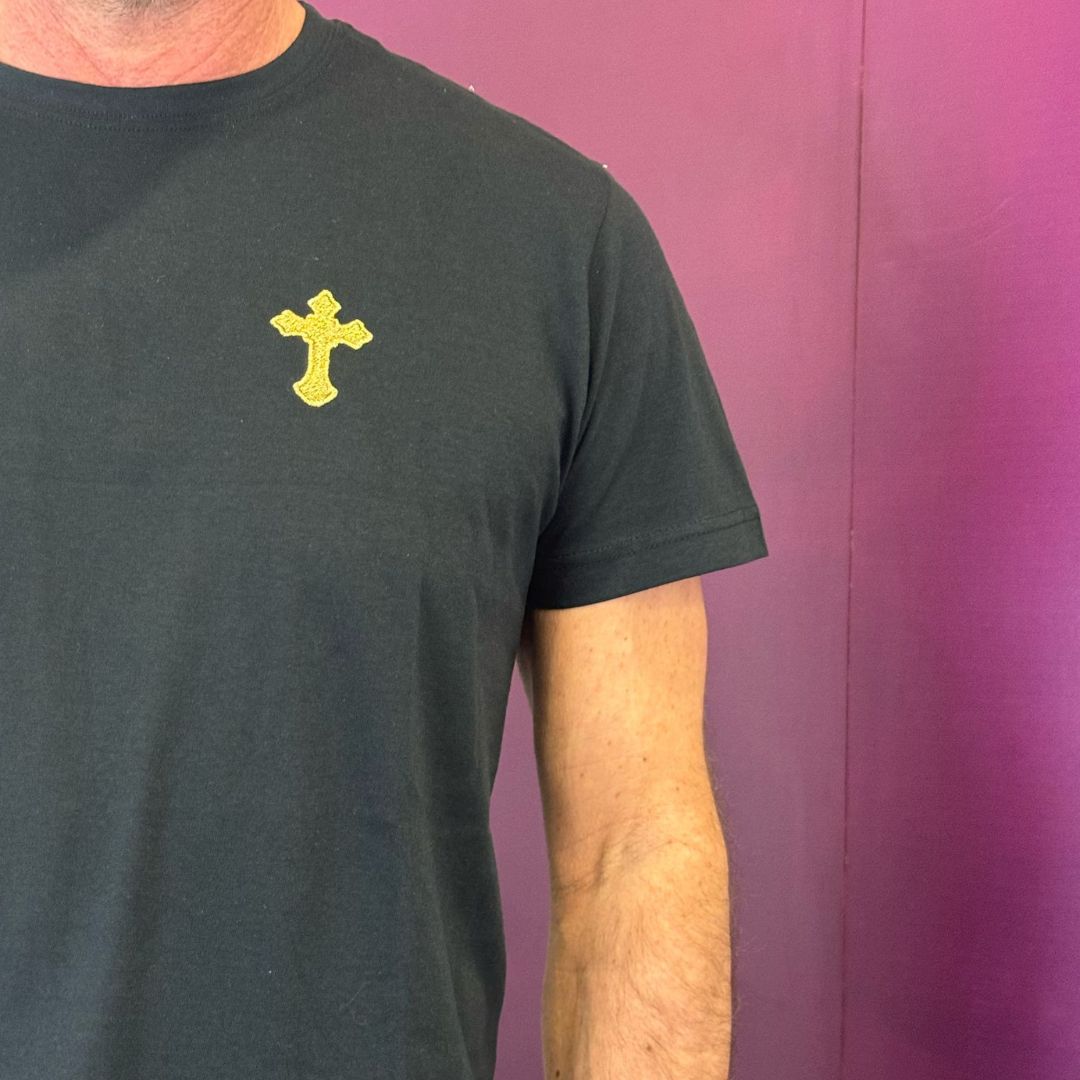 Maglia Nera Manica Corta in Morbido Cotone Italiano con Croce Oro Ricamata