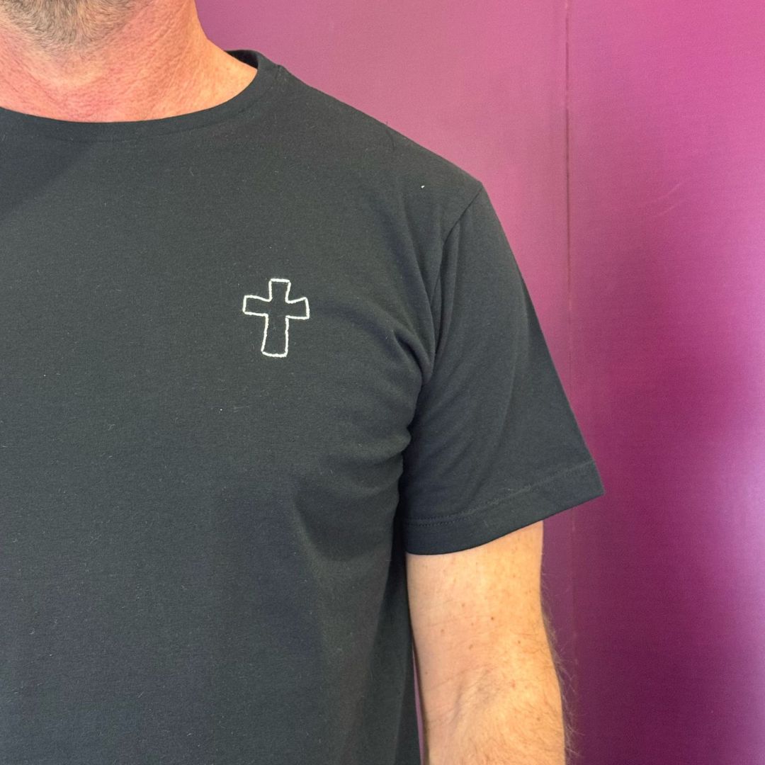 Maglia Nera Manica Corta in Morbido Cotone Italiano con Croce Bianca Ricamata