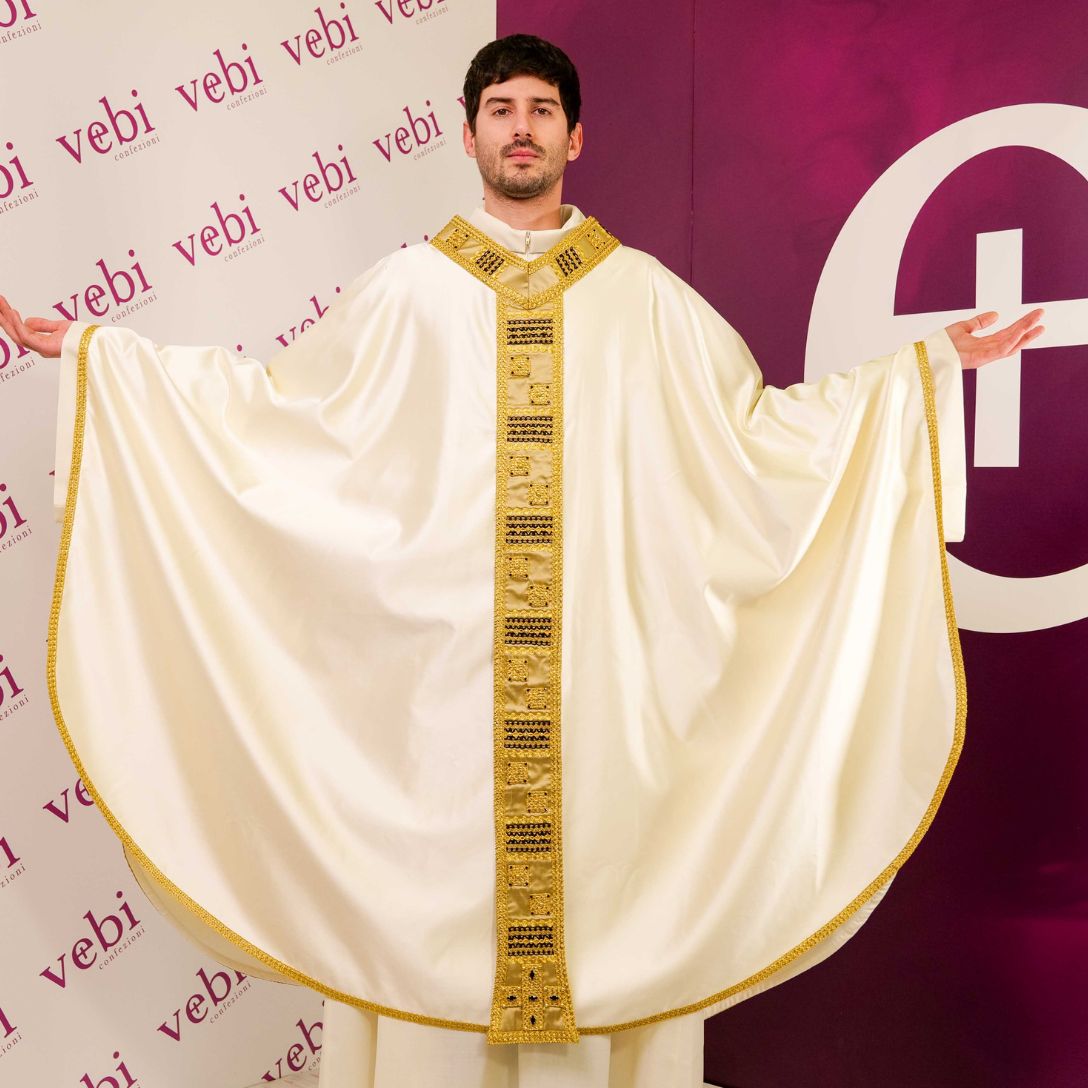 Casula in Raso di Seta con Passamaneria Oro e Nera (Colori Liturgici Disponibili)