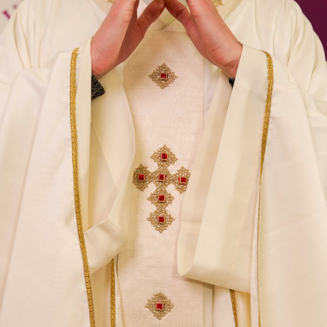 Casula in Seta Bianca di Como con Croci in Swarosvki Rossi