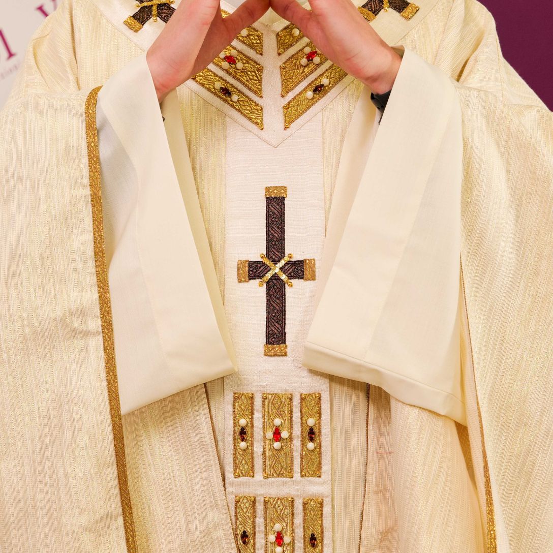 Casula  in Seta e Lurex con Passamaneria, Croci e Swarovski (Colori Liturgici Disponibili)