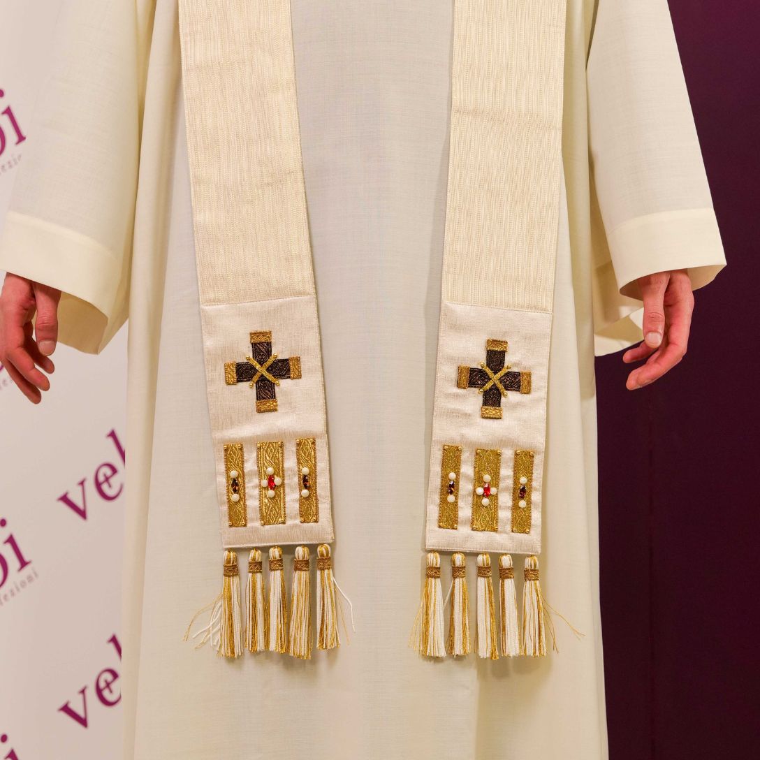 Casula  in Seta e Lurex con Passamaneria, Croci e Swarovski (Colori Liturgici Disponibili)