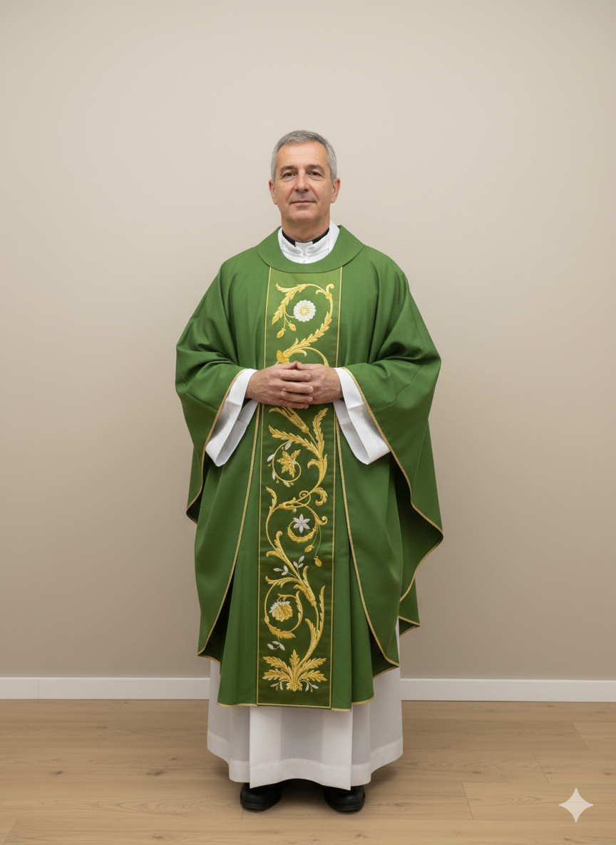 Casula verde in lana con stolone ricamato oro