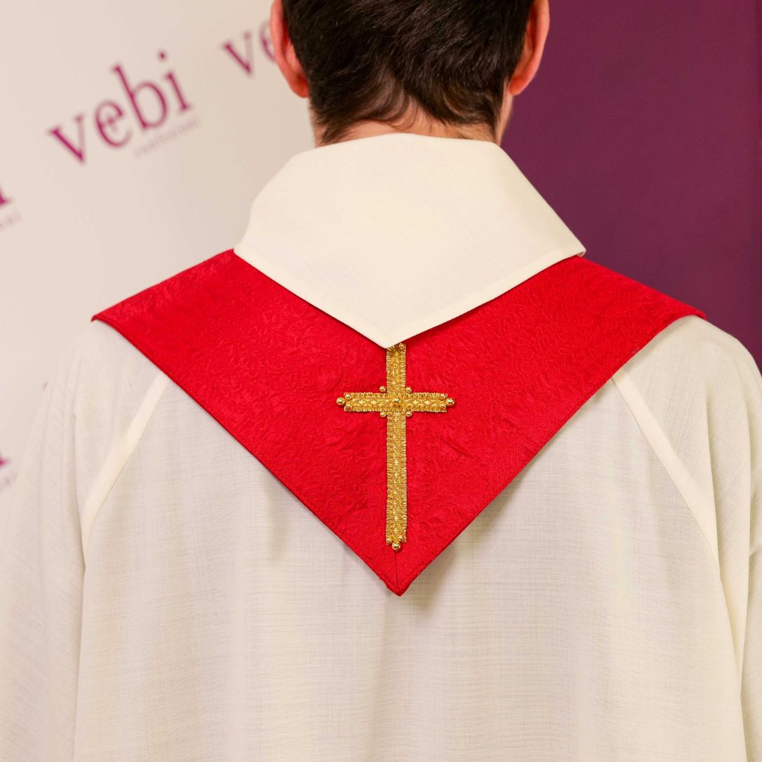 Stola in Seta Rosso con Inserti e Croci in Passamaneria Oro