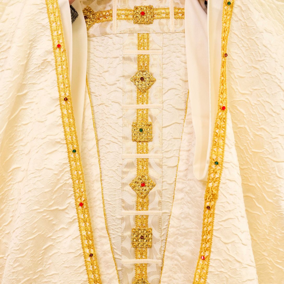 Casula in Damasco di Seta con Stolone TAU e Swarovski Colorati (Colori Liturgici)