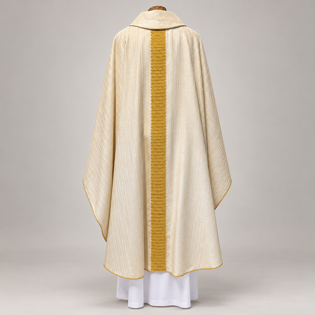 Casula avorio con monogramma dorato ricamato a mano