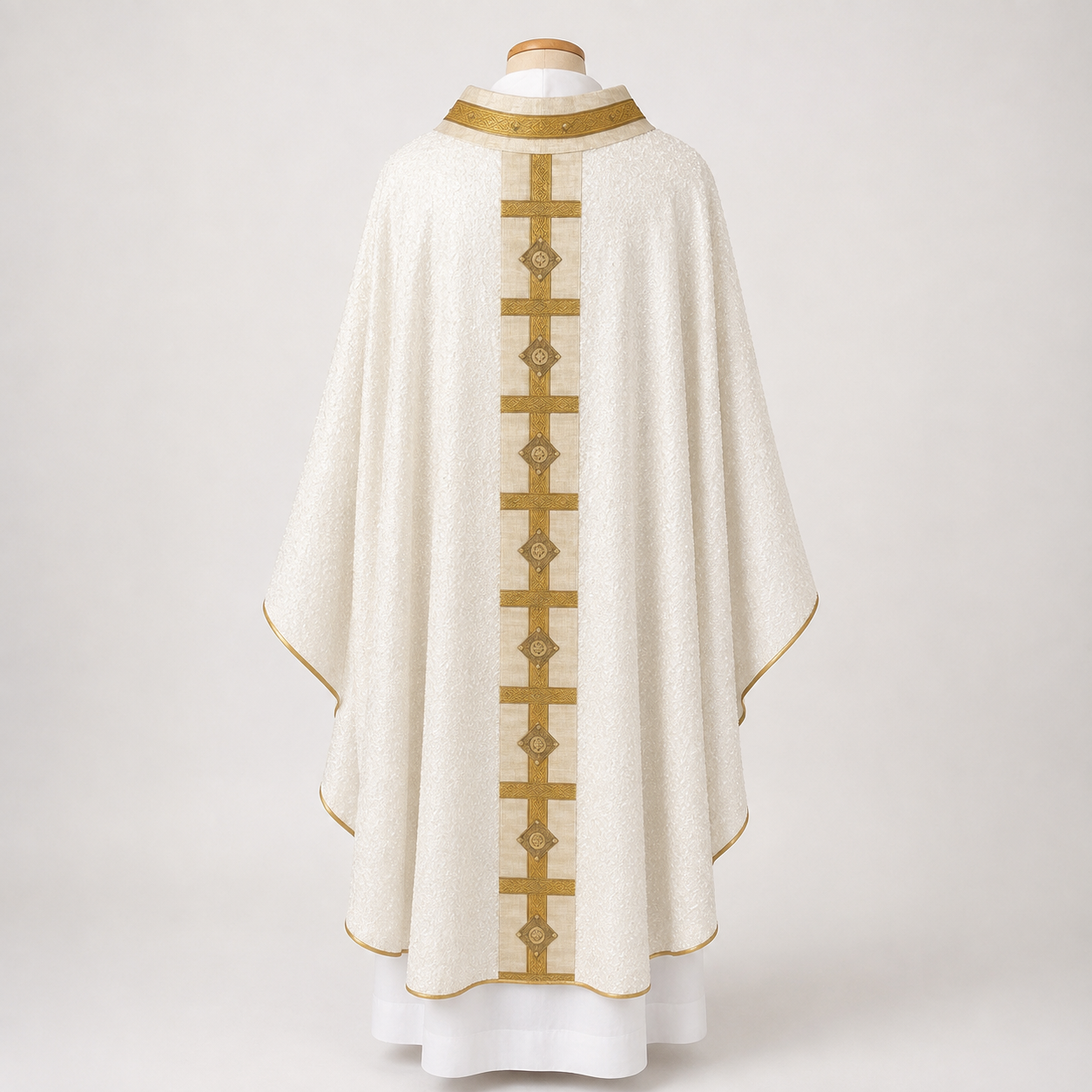 Casula liturgica avorio in seta bouclé e stolone lavorato a mano