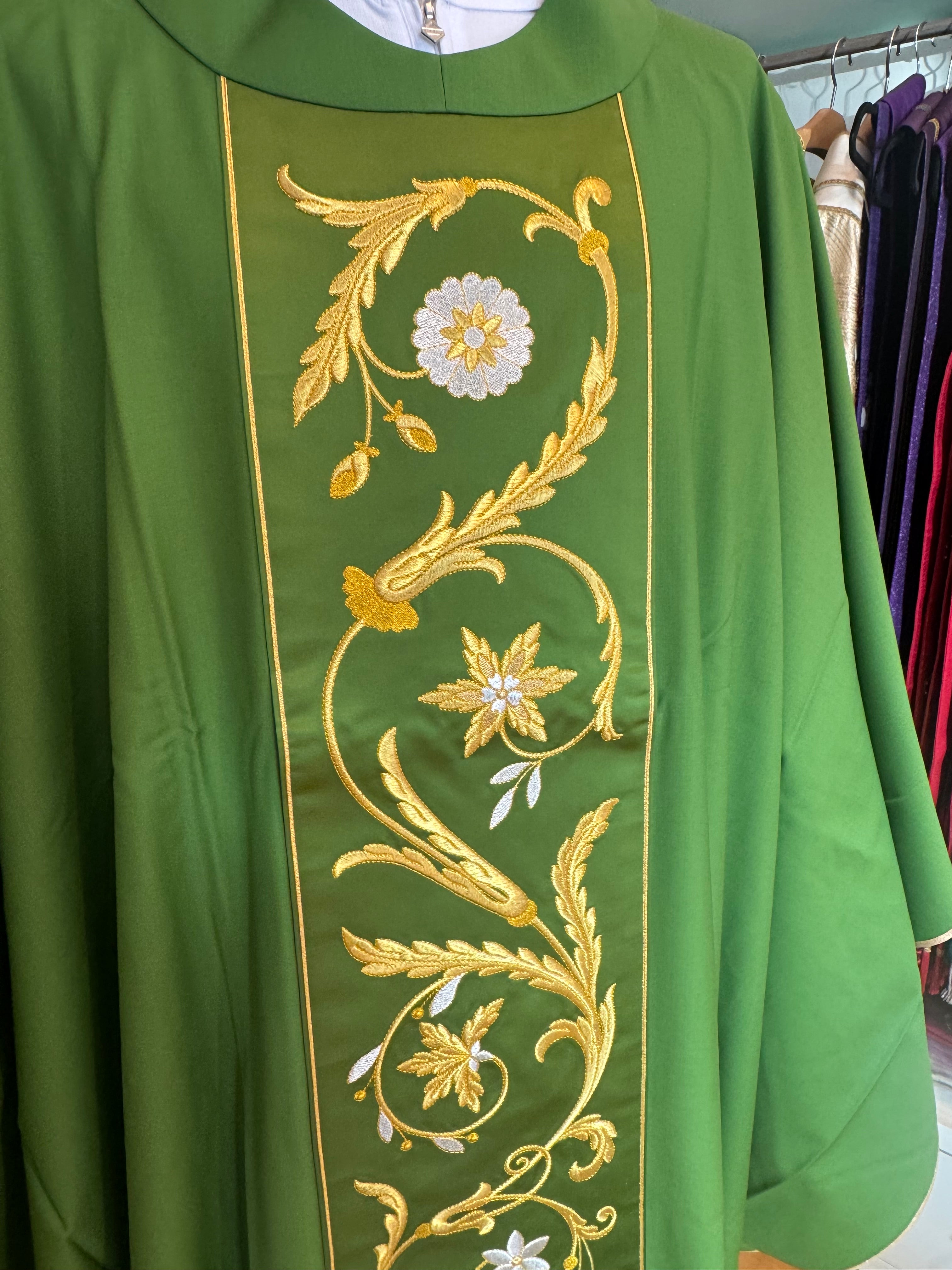 Casula verde in lana con stolone ricamato oro
