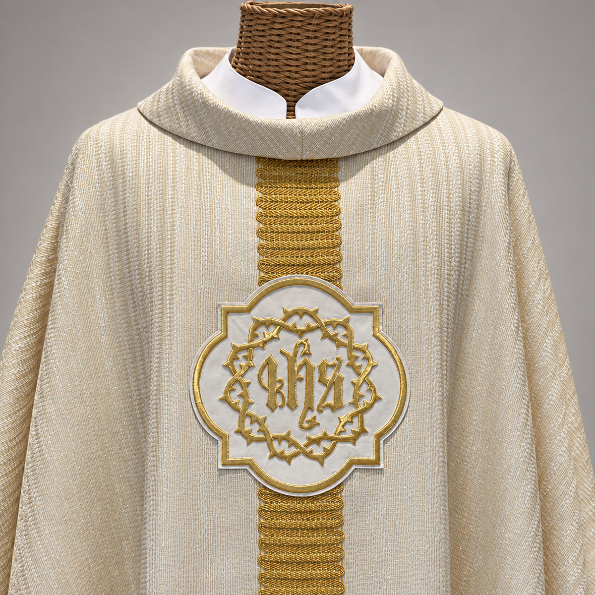 Casula avorio con monogramma dorato ricamato a mano