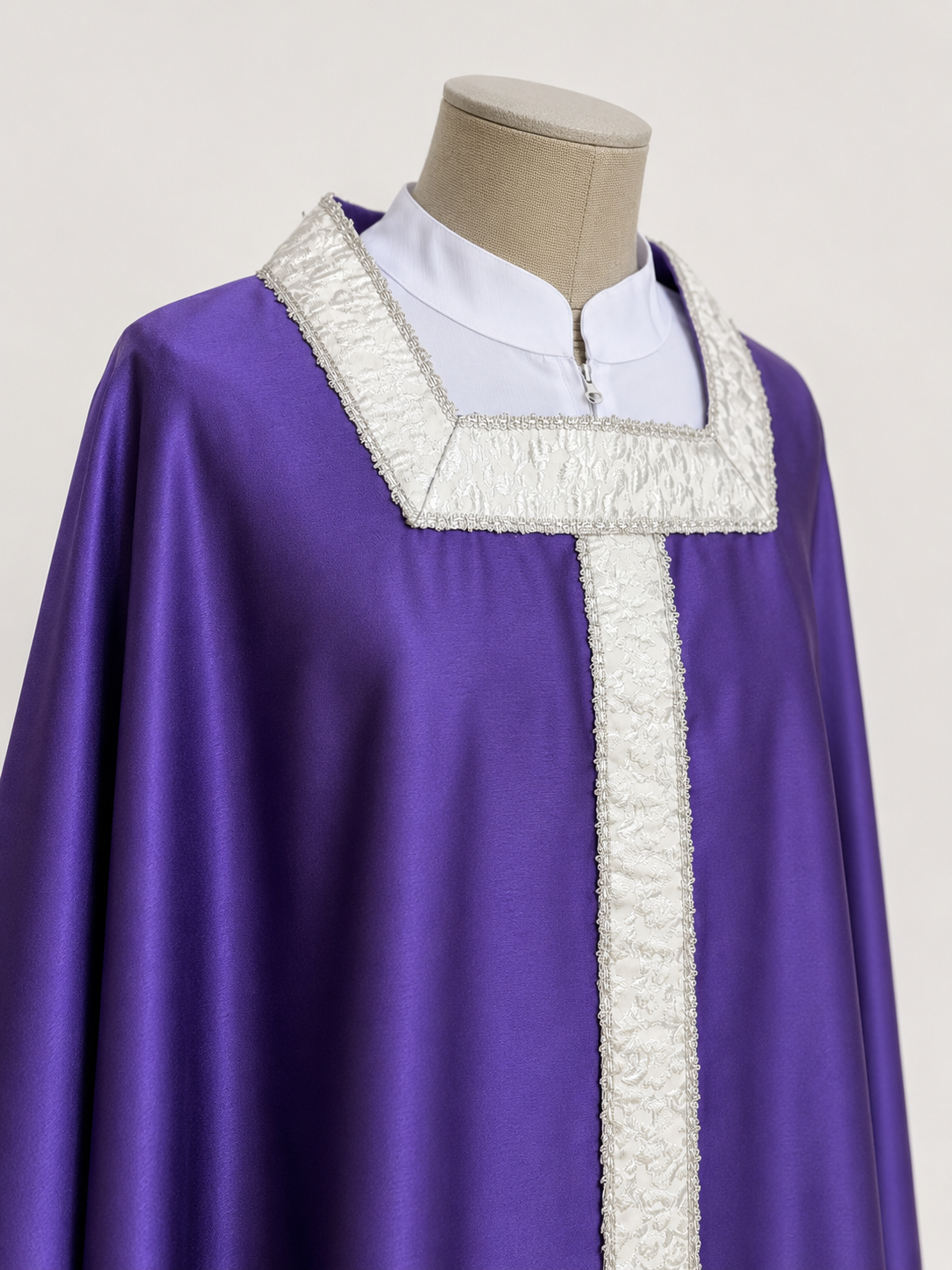 Casula liturgica collo quadro e stolone in damasco argento