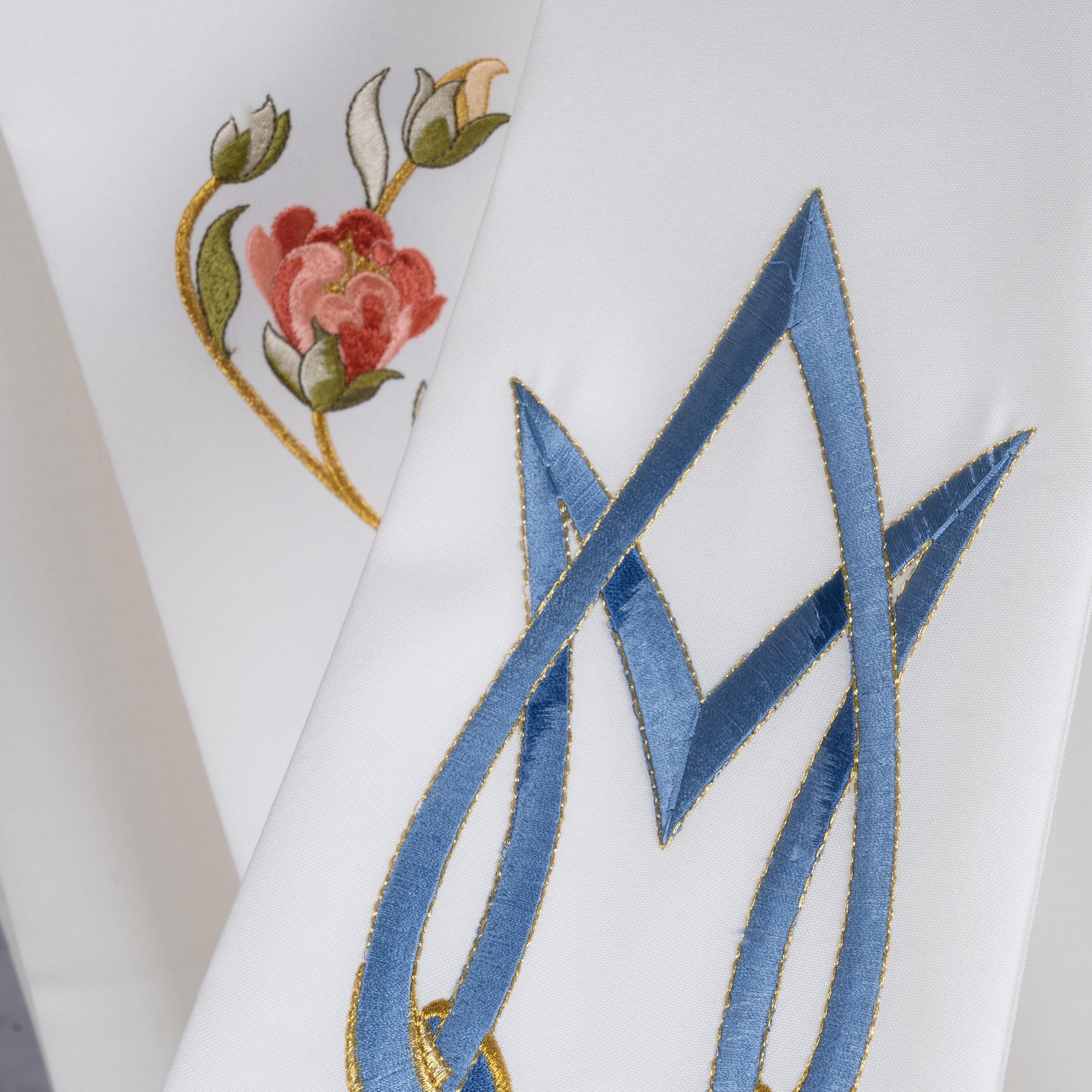 Stola per Sacerdote Bianca con Ricamo Monogramma Mariano e Rose