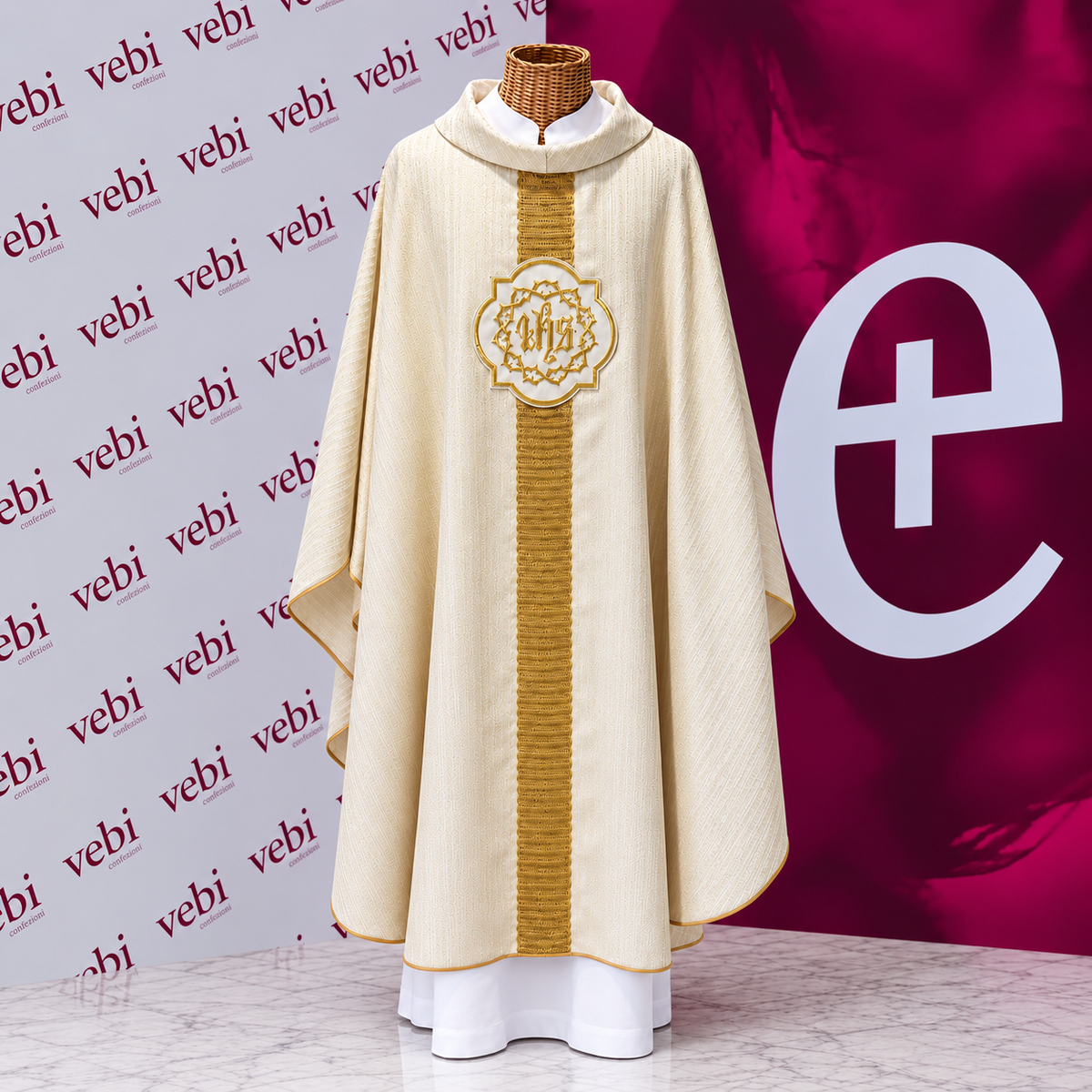 Casula avorio con monogramma dorato ricamato a mano
