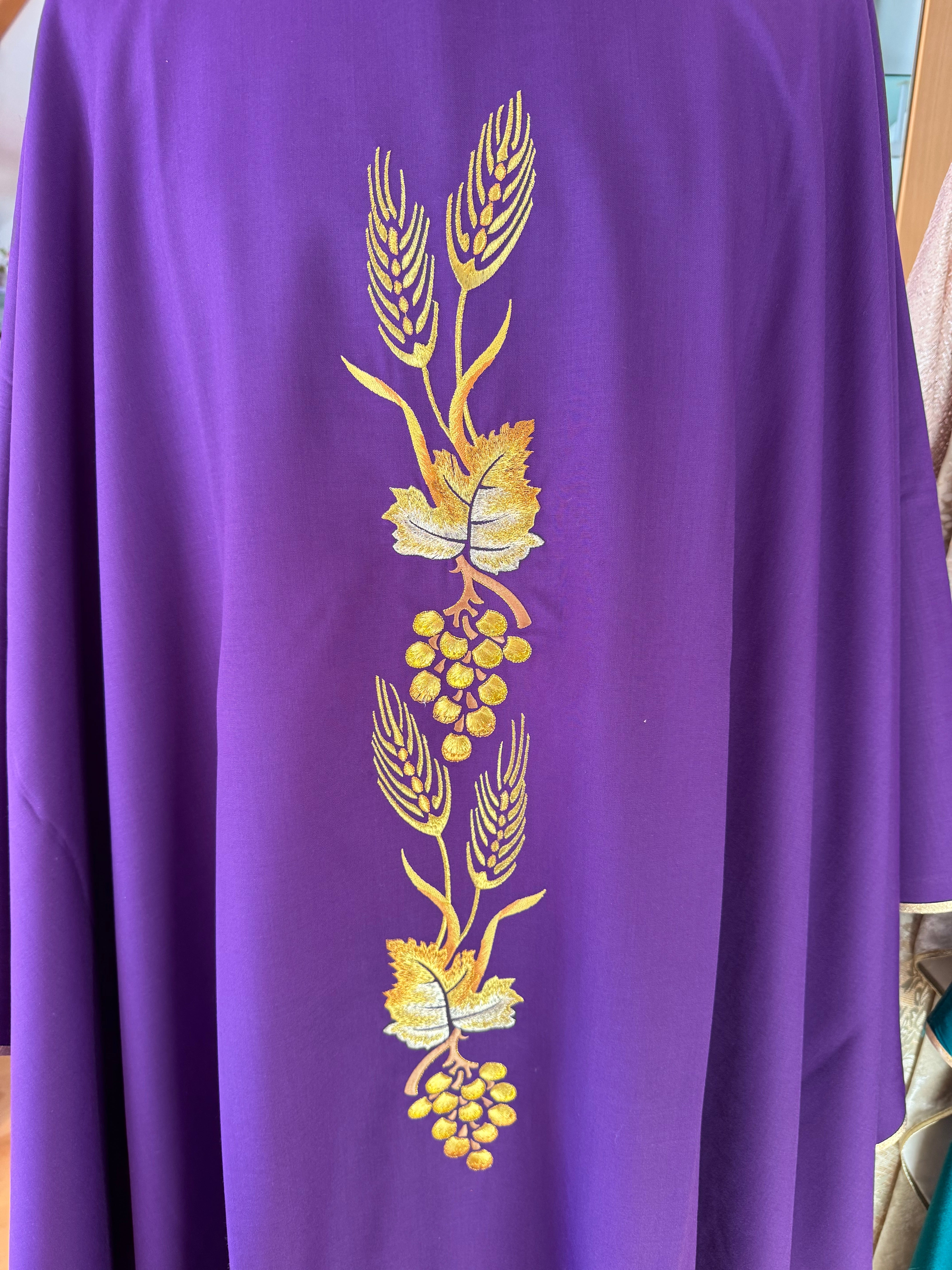 Casula viola con ricamo grano ed uva in misto lana