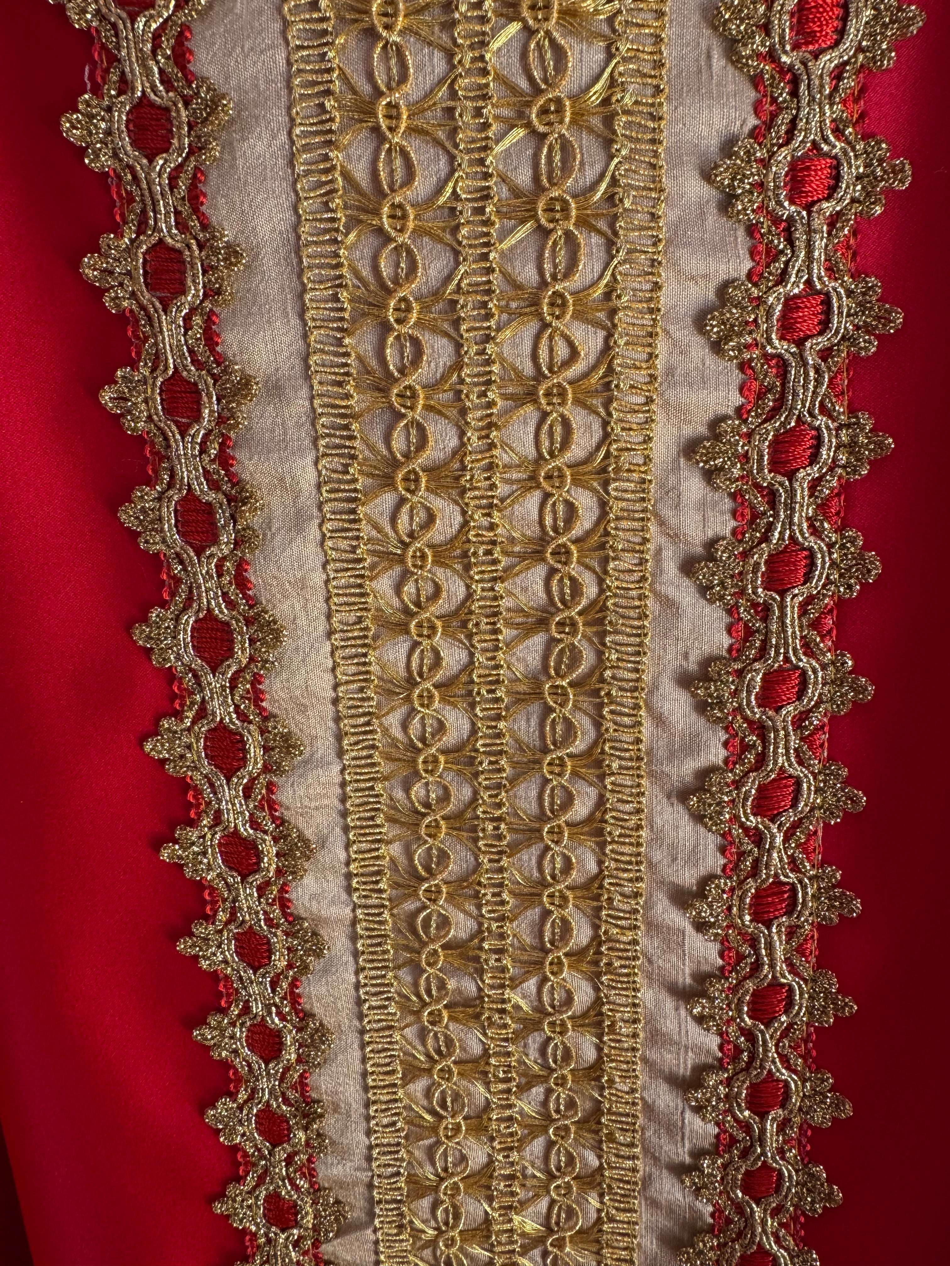 Casula in raso rossa con stolone e croce