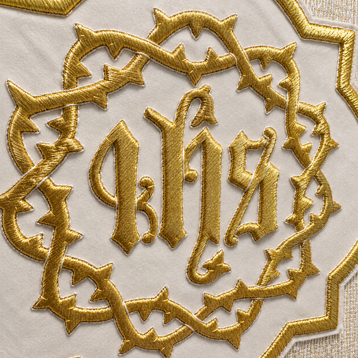 Casula avorio con monogramma dorato ricamato a mano