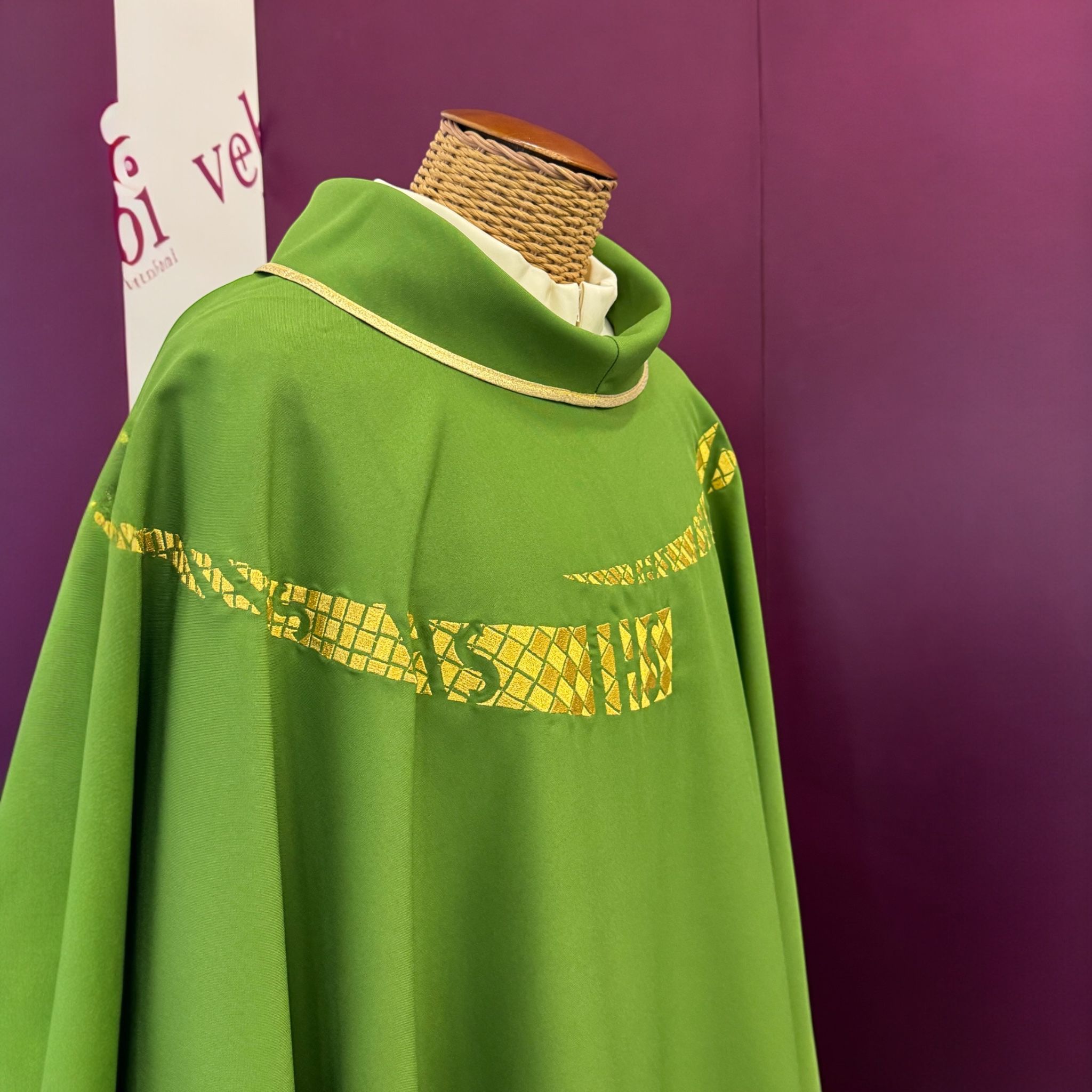 Casula Liturgica Decoro IHS sulle Spalle (Disponibile Colori Liturgici, Rosa, Celeste, Morello)