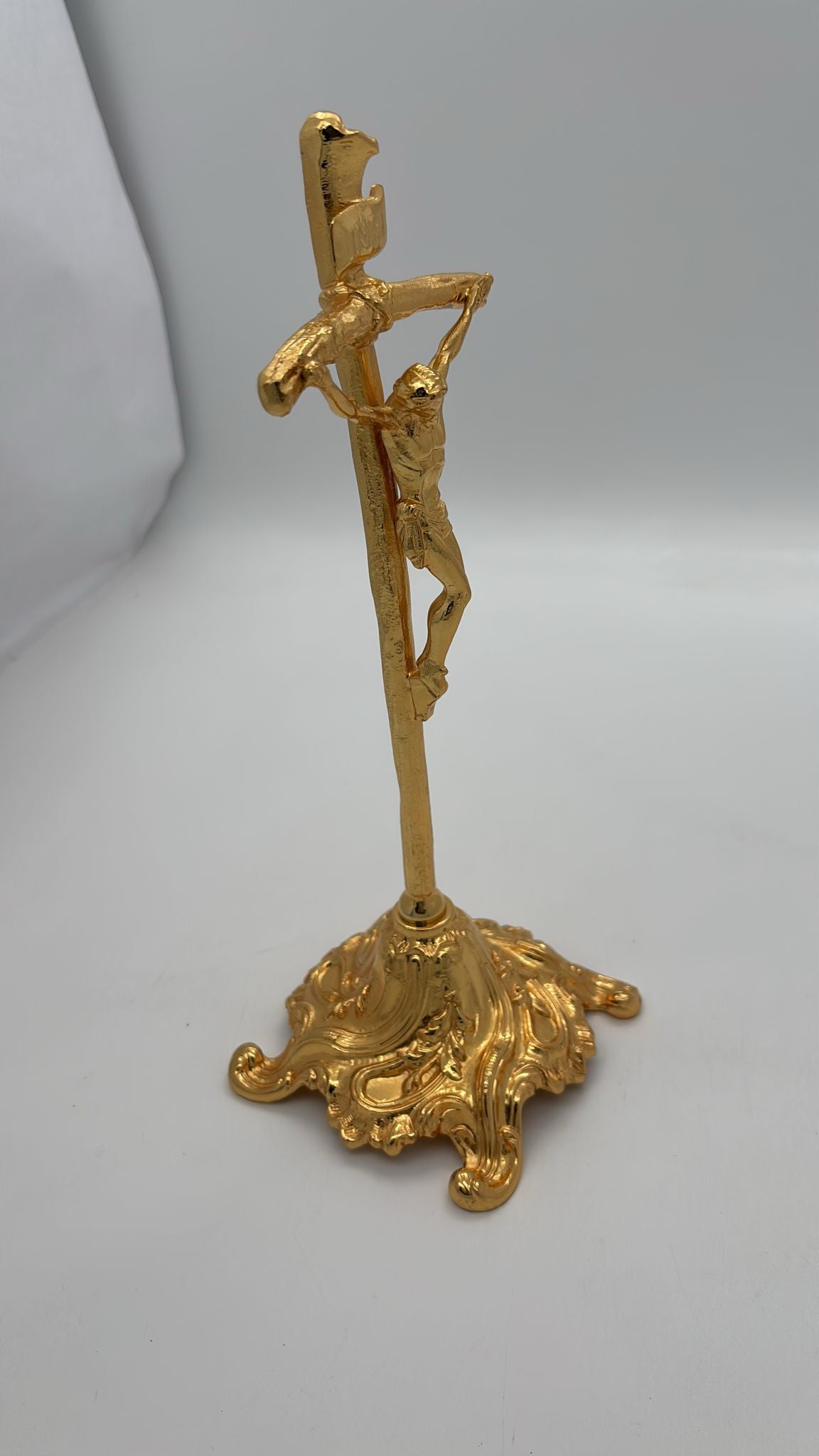 Croce da mensa in metallo con base barocca e Crocifisso Slim