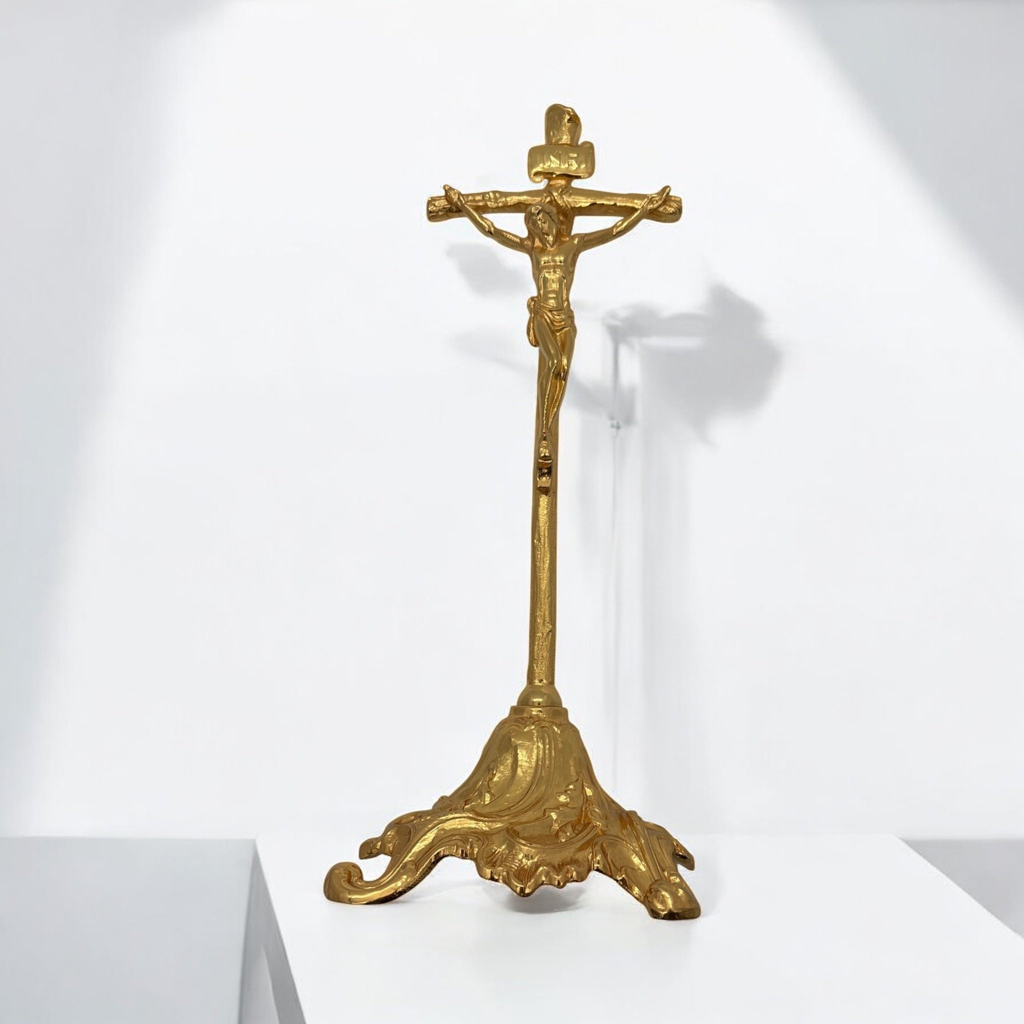 Croce da mensa in metallo con base barocca e Crocifisso Slim