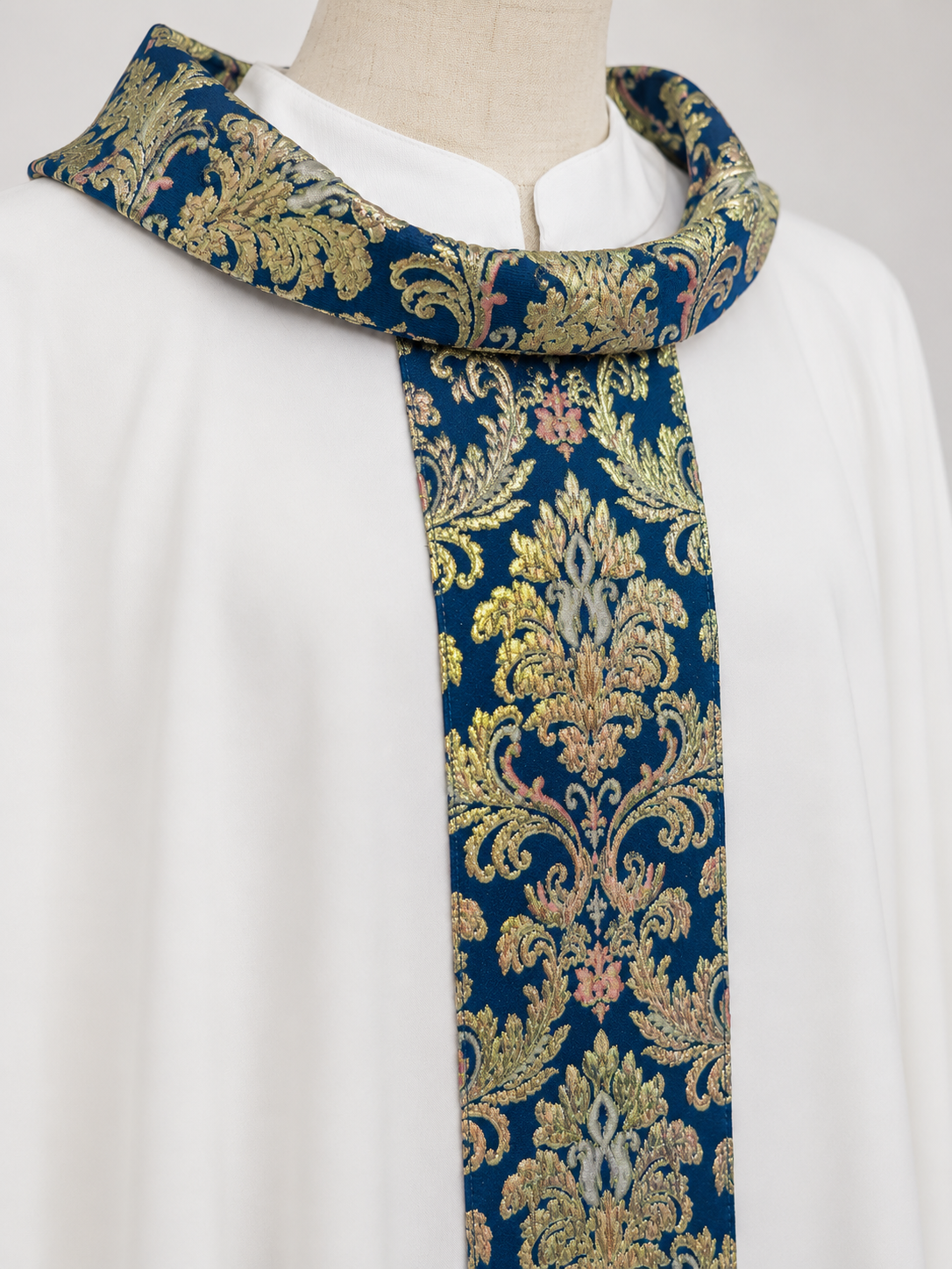 Casula mariana leggera con stolone blu ed oro damascato