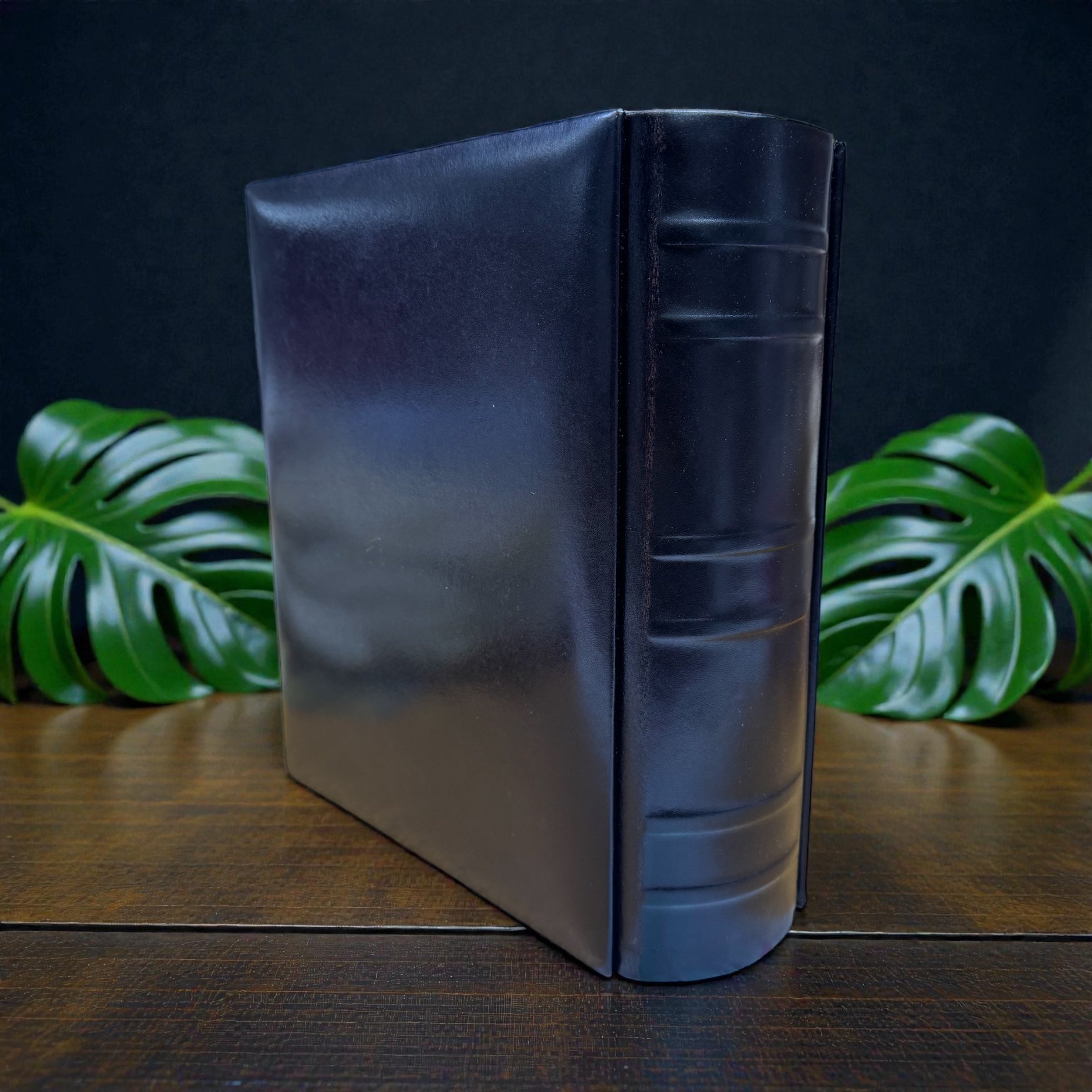 Copertina in cuoio ed immagine stampata sul davanti